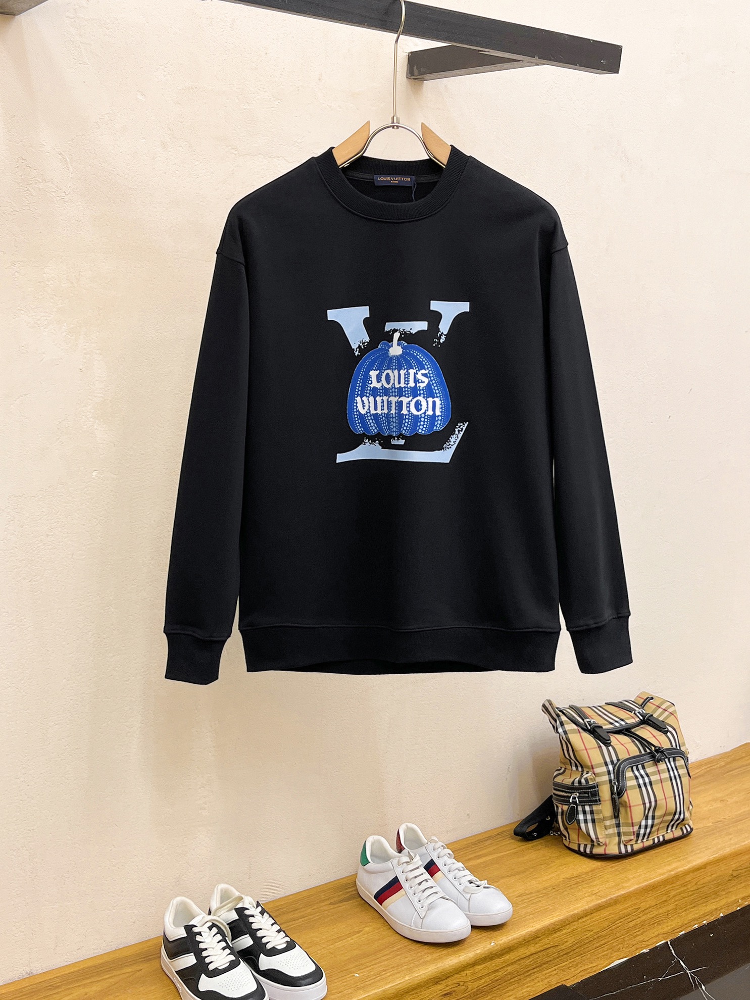 NO:564166,LV/Louis Vuitton's new autumn and winter products, complete with three labels, three-dimensional flocking technology on the chest, 380g couple's round neck pure cotton sweatshirt, good product, no need to introduce too much, look at the details, counter size M-XXXL 175/140 recommended L,, louis vuitton, louis vuitton, hoodie, sweatshirts, alexander wang19860909LV/路易威登 秋冬新品 三标齐全 胸前立体植绒工艺 380g情侣款圆领纯棉卫衣 好货不用过多介绍 看细节 专柜码数 M-XXXL 175/140建议L,,louis vuitton,louis vuitton,hoodie,sweatshirts,alexander wang,Men's clothing