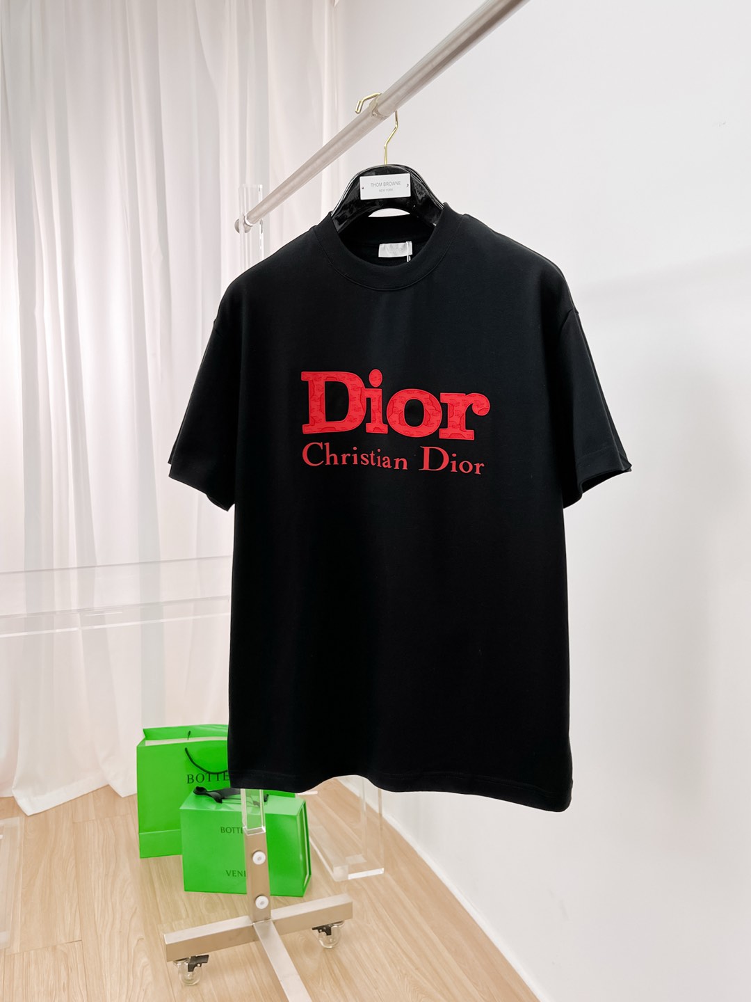 NO:504909,(There are imitation versions and qualified craftsmanship and fabrics in the market) Dijia's new original single men's casual base short-sleeved T-shirt!  High-end customization, high-end version, fashionable and versatile, loose version, original imported 420g double-strand pure cotton fabric, threaded cuffs, neckline hem, super soft and delicate, skin-friendly and comfortable to wear, high-end boutique, OEM, fine-made top body, very good, men's essential items, three-standard size M-3XL maximum size can be worn about 200 catties, dior, T-shirt, tees, t-shirt, alexander wang19860909（市场有仿版认准工艺和面料）迪家新款原单男士休闲打底短袖T恤！高端定制 高版本 时尚百搭爆款宽松版型原版进口420克双股纯棉面料 螺纹袖口.领口衣摆 手感超柔软细腻 穿着亲肤舒适 高端精品 代工厂精细做上身非常赞 男士必备单品 三标齐全 尺码M-3XL最大码可穿200斤左右,,dior,T-shirt,tees，t-shirt,alexander wang,Men's clothing