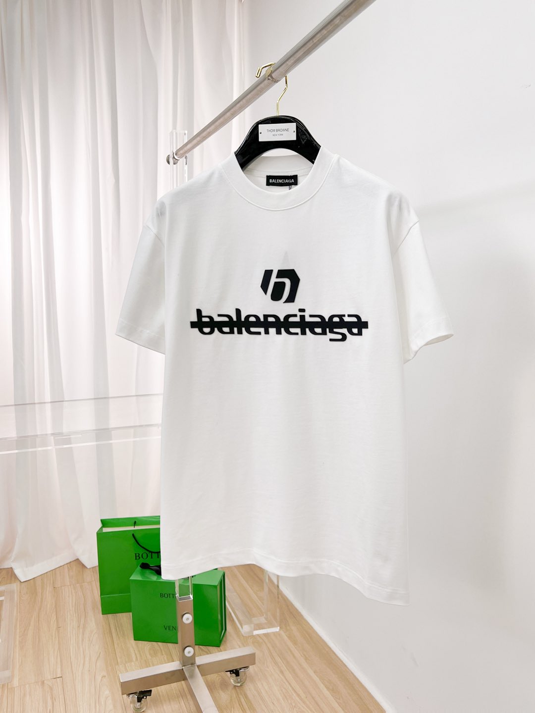 NO:479429,Balenciaga new original single men's casual base short-sleeved T-shirt!  High-end customization, high-end version, fashionable and versatile, loose version, original imported 420g double-strand pure cotton fabric, threaded cuffs, neckline hem, super soft and delicate, skin-friendly and comfortable to wear, high-end boutique, OEM, fine-made top body, very good, men's essential items, three-standard size M-3XL maximum size can be worn about 200 catties,,balenciaga,T-shirt,tees,t-shirt,alexander wang19860909巴黎世家新款原单男士休闲打底短袖T恤！高端定制 高版本 时尚百搭爆款宽松版型原版进口420克双股纯棉面料 螺纹袖口.领口衣摆 手感超柔软细腻 穿着亲肤舒适 高端精品 代工厂精细做上身非常赞 男士必备单品 三标齐全 尺码M-3XL最大码可穿200斤左右,,balenciaga,T-shirt,tees，t-shirt,alexander wang,Men's clothing