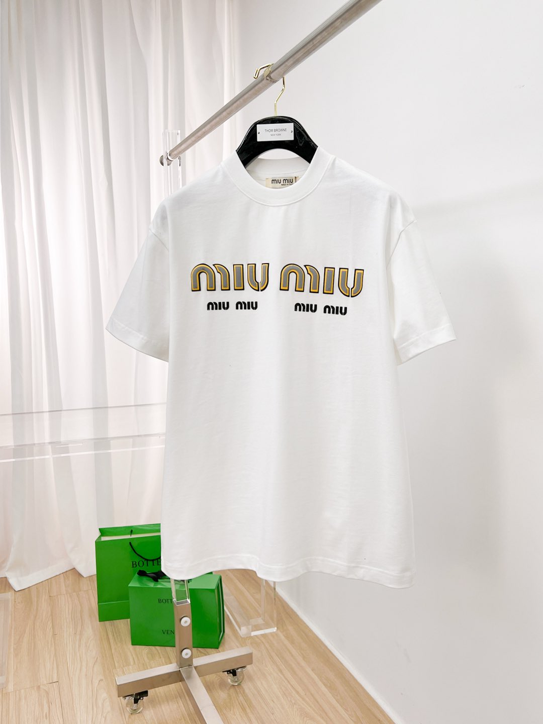 NO:479438,MIUMIU new original single men's casual base short-sleeved T-shirt!  High-end customization, high-end version, fashionable and versatile, loose version, original imported 420g double-strand pure cotton fabric, threaded cuffs, neckline hem, super soft and delicate, skin-friendly and comfortable to wear, high-end boutique, OEM factory made the top body very good, men's essential items, three-standard size M-3XL maximum size can be worn about 200 kilograms,,miumiu, T-shirt,tees, t-shirt,alexander wang19860909MIUMIU新款原单男士休闲打底短袖T恤！高端定制 高版本 时尚百搭爆款宽松版型原版进口420克双股纯棉面料 螺纹袖口.领口衣摆 手感超柔软细腻 穿着亲肤舒适 高端精品 代工厂精细做上身非常赞 男士必备单品 三标齐全 尺码M-3XL最大码可穿200斤左右,,miumiu,T-shirt,tees，t-shirt,alexander wang,Men's clothing