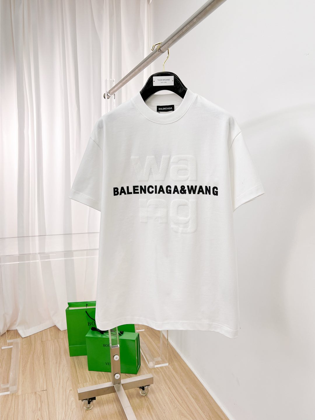 NO:479434,Dawang's new original single men's casual base short-sleeved T-shirt!  High-end customization, high-end version, fashionable and versatile, loose version, original imported 420g double-strand pure cotton fabric, threaded cuffs, neckline hem, super soft and delicate, skin-friendly and comfortable to wear, high-end boutique, OEM, fine-made top body, very good, men's essential items, three-standard size M-3XL maximum size can be worn about 200 kilograms,,alexander wang,T-shirt,tees,t-shirt,alexander wang19860909大王新款原单男士休闲打底短袖T恤！高端定制 高版本 时尚百搭爆款宽松版型原版进口420克双股纯棉面料 螺纹袖口.领口衣摆 手感超柔软细腻 穿着亲肤舒适 高端精品 代工厂精细做上身非常赞 男士必备单品 三标齐全 尺码M-3XL最大码可穿200斤左右,,alexander wang,T-shirt,tees，t-shirt,alexander wang,Men's clothing