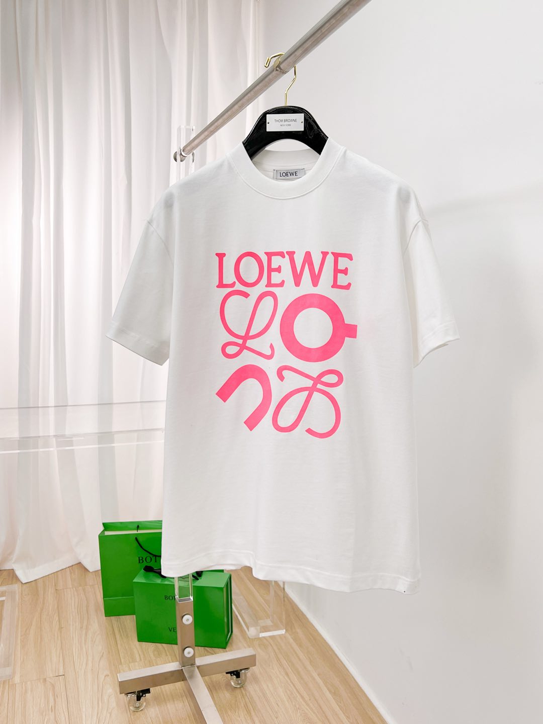 NO:504907,(There are imitation versions to identify craftsmanship and fabrics) Luo Yijia’s new original single men’s casual base short-sleeved T-shirt!  High-end customization, high-end version, fashionable and versatile, loose version, original imported 420g double-strand pure cotton fabric, threaded cuffs, neckline hem, super soft and delicate, skin-friendly and comfortable to wear, high-end boutique, OEM factory made the top body very good, men's essential items, three-standard size M-3XL maximum size can be worn about 200 kilograms, loewe, T-shirt,tees, t-shirt,alexander wang19860909（市场有仿版认准工艺和面料）罗意家新款原单男士休闲打底短袖T恤！高端定制 高版本 时尚百搭爆款宽松版型原版进口420克双股纯棉面料 螺纹袖口.领口衣摆 手感超柔软细腻 穿着亲肤舒适 高端精品 代工厂精细做上身非常赞 男士必备单品 三标齐全 尺码M-3XL最大码可穿200斤左右,,loewe,T-shirt,tees，t-shirt,alexander wang,Men's clothing