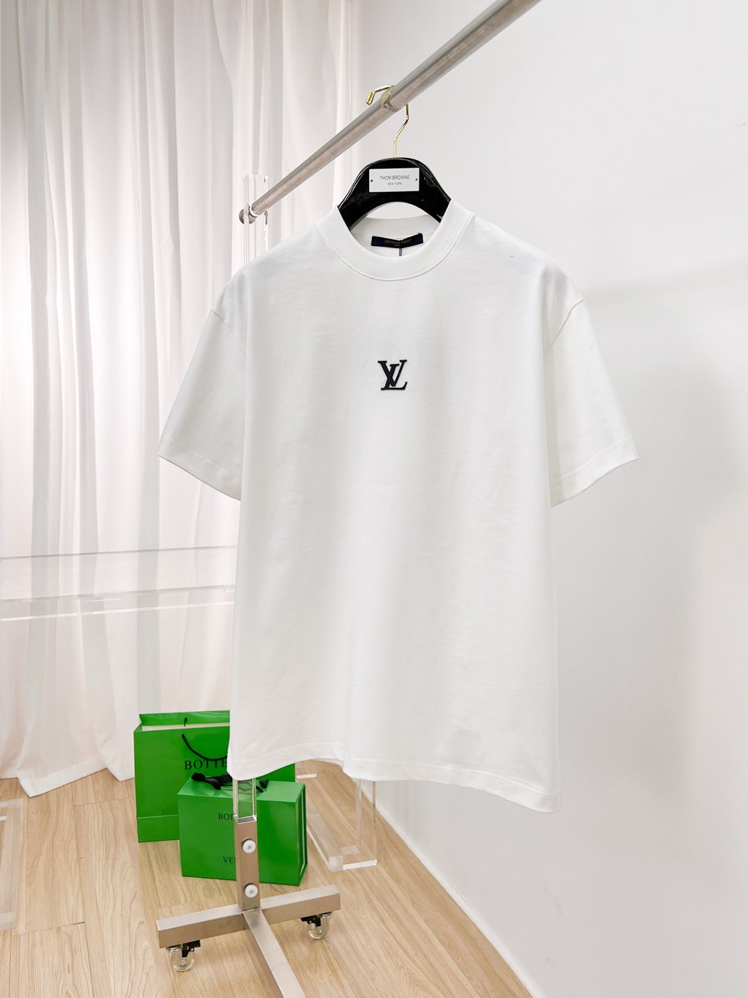 NO:479436,LV new original single men's casual base short-sleeved T-shirt!  High-end customization, high-end version, fashionable and versatile, loose version, original imported 420g double-strand pure cotton fabric, threaded cuffs, neckline hem, super soft and delicate, skin-friendly and comfortable to wear, high-end boutique, OEM, fine-made top body, very good, men's essential items, three-standard size M-3XL maximum size can be worn about 200 catties, louis vuitton, T-shirt,tees, t-shirt,alexander wang19860909LV新款原单男士休闲打底短袖T恤！高端定制 高版本 时尚百搭爆款宽松版型原版进口420克双股纯棉面料 螺纹袖口.领口衣摆 手感超柔软细腻 穿着亲肤舒适 高端精品 代工厂精细做上身非常赞 男士必备单品 三标齐全 尺码M-3XL最大码可穿200斤左右,,louis vuitton,T-shirt,tees，t-shirt,alexander wang,Men's clothing