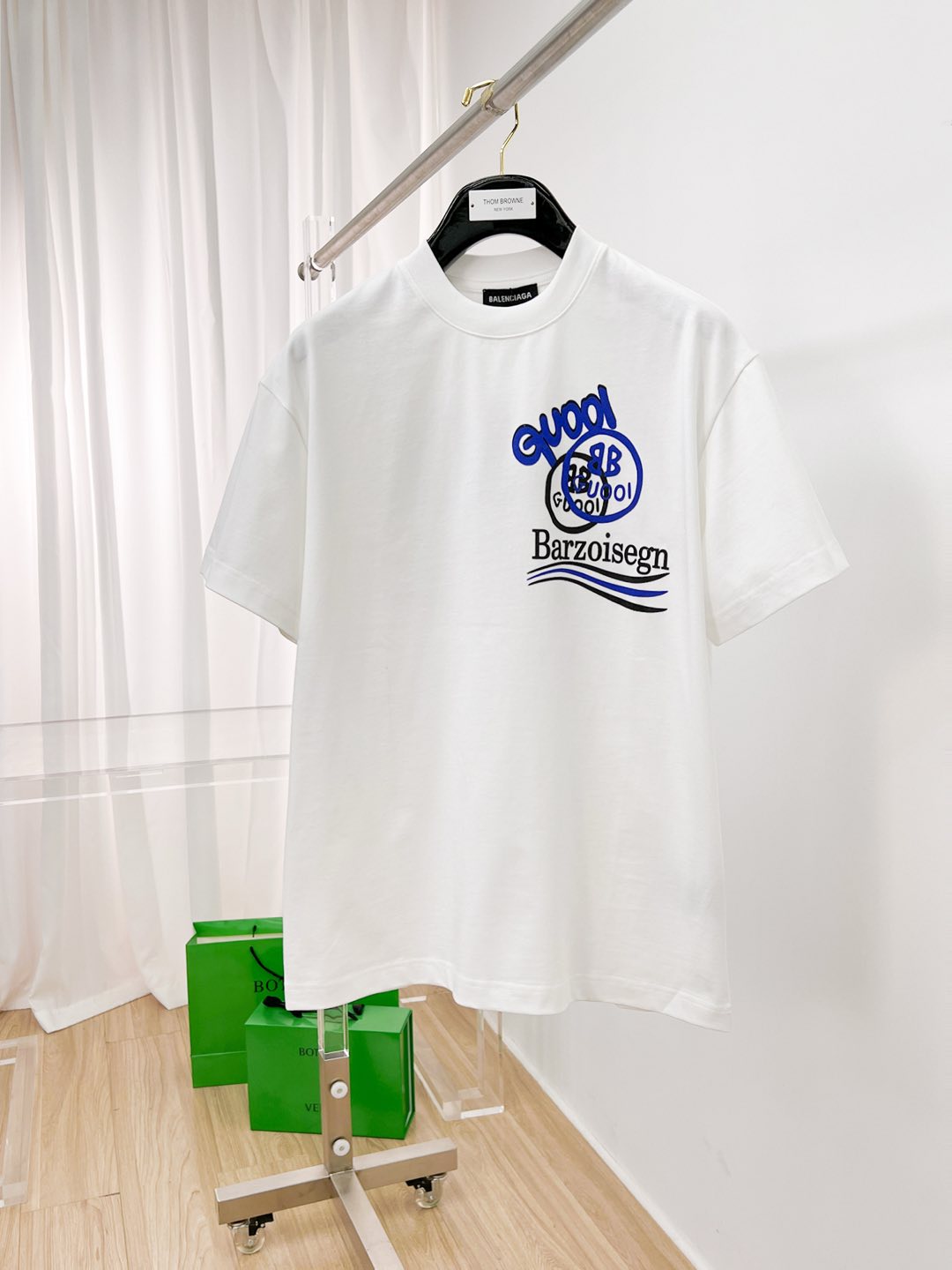 NO:479447,Balenciaga 20 autumn and winter new original single men's casual base short-sleeved T-shirt!  High-end customization, high-end version, fashionable and versatile, loose version, original imported 420g double-strand pure cotton fabric, threaded cuffs, neckline hem, super soft and delicate, skin-friendly and comfortable to wear, high-end boutique, OEM, fine-made top body, very good, men's essential items, three-standard size M-3XL maximum size can be worn about 200 catties,,balenciaga,T-shirt,tees,t-shirt,alexander wang19860909巴黎世家20秋冬新款原单男士休闲打底短袖T恤！高端定制 高版本 时尚百搭爆款宽松版型原版进口420克双股纯棉面料 螺纹袖口.领口衣摆 手感超柔软细腻 穿着亲肤舒适 高端精品 代工厂精细做上身非常赞 男士必备单品 三标齐全 尺码M-3XL最大码可穿200斤左右,,balenciaga,T-shirt,tees，t-shirt,alexander wang,Men's clothing