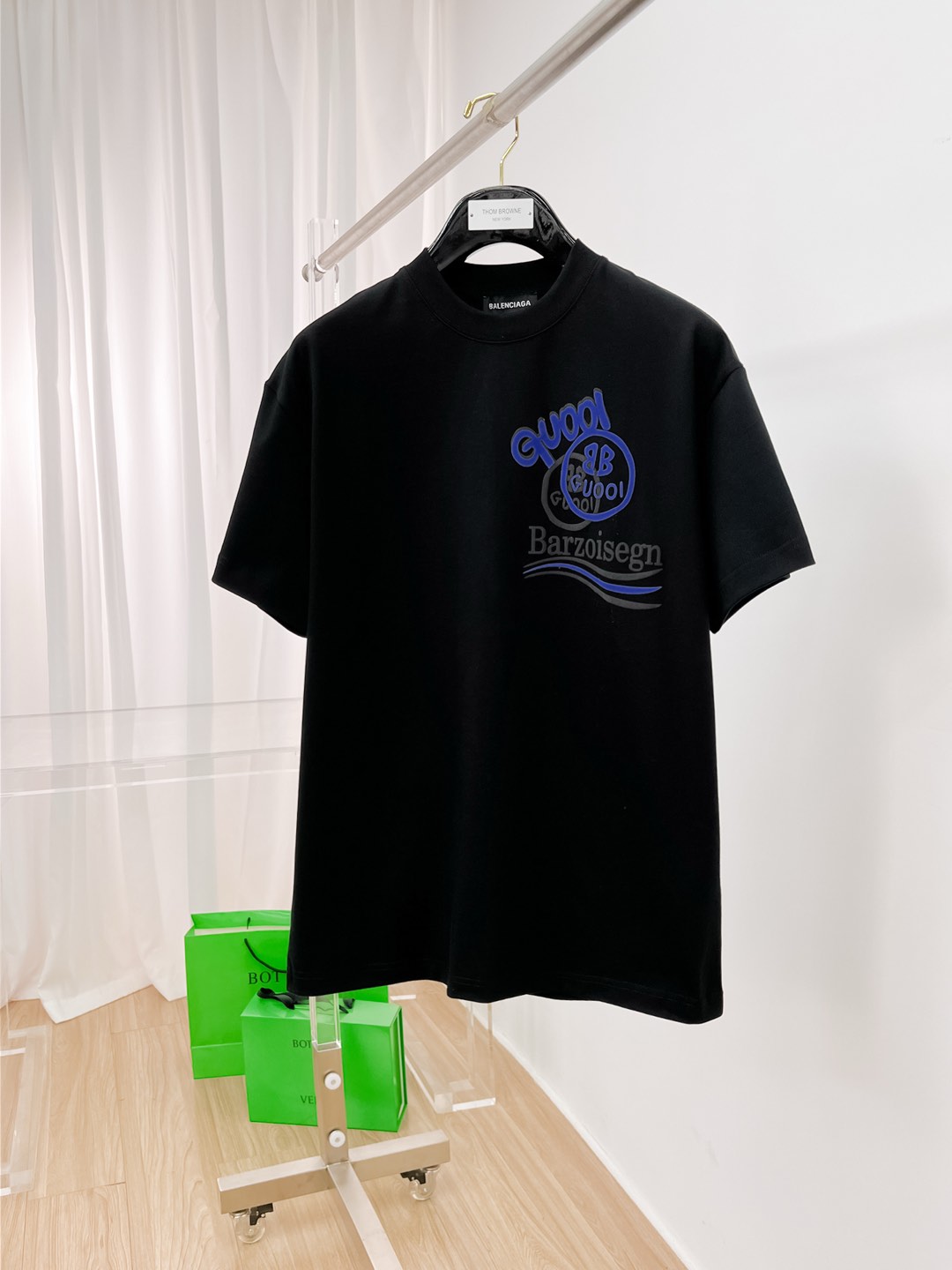 NO:479441,Balenciaga new original single men's casual base short-sleeved T-shirt!  High-end customization, high-end version, fashionable and versatile, loose version, original imported 420g double-strand pure cotton fabric, threaded cuffs, neckline hem, super soft and delicate, skin-friendly and comfortable to wear, high-end boutique, OEM, fine-made top body, very good, men's essential items, three-standard size M-3XL maximum size can be worn about 200 catties,,balenciaga,T-shirt,tees,t-shirt,alexander wang19860909巴黎世家新款原单男士休闲打底短袖T恤！高端定制 高版本 时尚百搭爆款宽松版型原版进口420克双股纯棉面料 螺纹袖口.领口衣摆 手感超柔软细腻 穿着亲肤舒适 高端精品 代工厂精细做上身非常赞 男士必备单品 三标齐全 尺码M-3XL最大码可穿200斤左右,,balenciaga,T-shirt,tees，t-shirt,alexander wang,Men's clothing