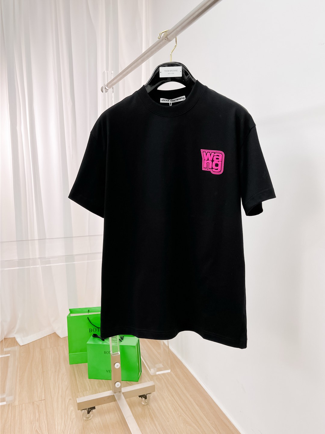 NO:479452,Dawangjia's new original single men's casual base short-sleeved T-shirt!  High-end customization, high-end version, fashionable and versatile, loose version, original imported 420g double-strand pure cotton fabric, threaded cuffs, neckline hem, super soft and delicate, skin-friendly and comfortable to wear, high-end boutique, OEM, fine-made top body, very good, men's essential items, three-standard size M-3XL maximum size can be worn about 200 kilograms,,alexander wang,T-shirt,tees,t-shirt,alexander wang19860909大王家新款原单男士休闲打底短袖T恤！高端定制 高版本 时尚百搭爆款宽松版型原版进口420克双股纯棉面料 螺纹袖口.领口衣摆 手感超柔软细腻 穿着亲肤舒适 高端精品 代工厂精细做上身非常赞 男士必备单品 三标齐全 尺码M-3XL最大码可穿200斤左右,,alexander wang,T-shirt,tees，t-shirt,alexander wang,Men's clothing