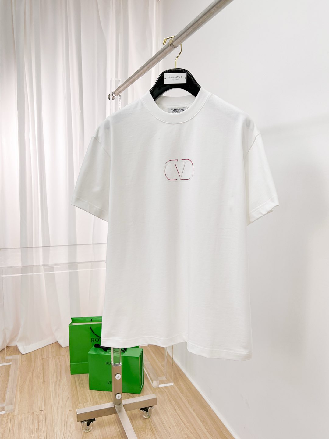 NO:479462,Valentino's new original single men's casual base short-sleeved T-shirt!  High-end customization, high-end version, fashionable and versatile, loose version, original imported 420g double-strand pure cotton fabric, threaded cuffs, neckline hem, super soft and delicate, skin-friendly and comfortable to wear, high-end boutique, OEM, fine-made top body, very good, men's essential items, three-standard size M-3XL maximum size can be worn about 200 catties, valentino, T-shirt, tees, t-shirt, alexander wang19860909华伦天奴新款原单男士休闲打底短袖T恤！高端定制 高版本 时尚百搭爆款宽松版型原版进口420克双股纯棉面料 螺纹袖口.领口衣摆 手感超柔软细腻 穿着亲肤舒适 高端精品 代工厂精细做上身非常赞 男士必备单品 三标齐全 尺码M-3XL最大码可穿200斤左右,,valentino,T-shirt,tees，t-shirt,alexander wang,Men's clothing