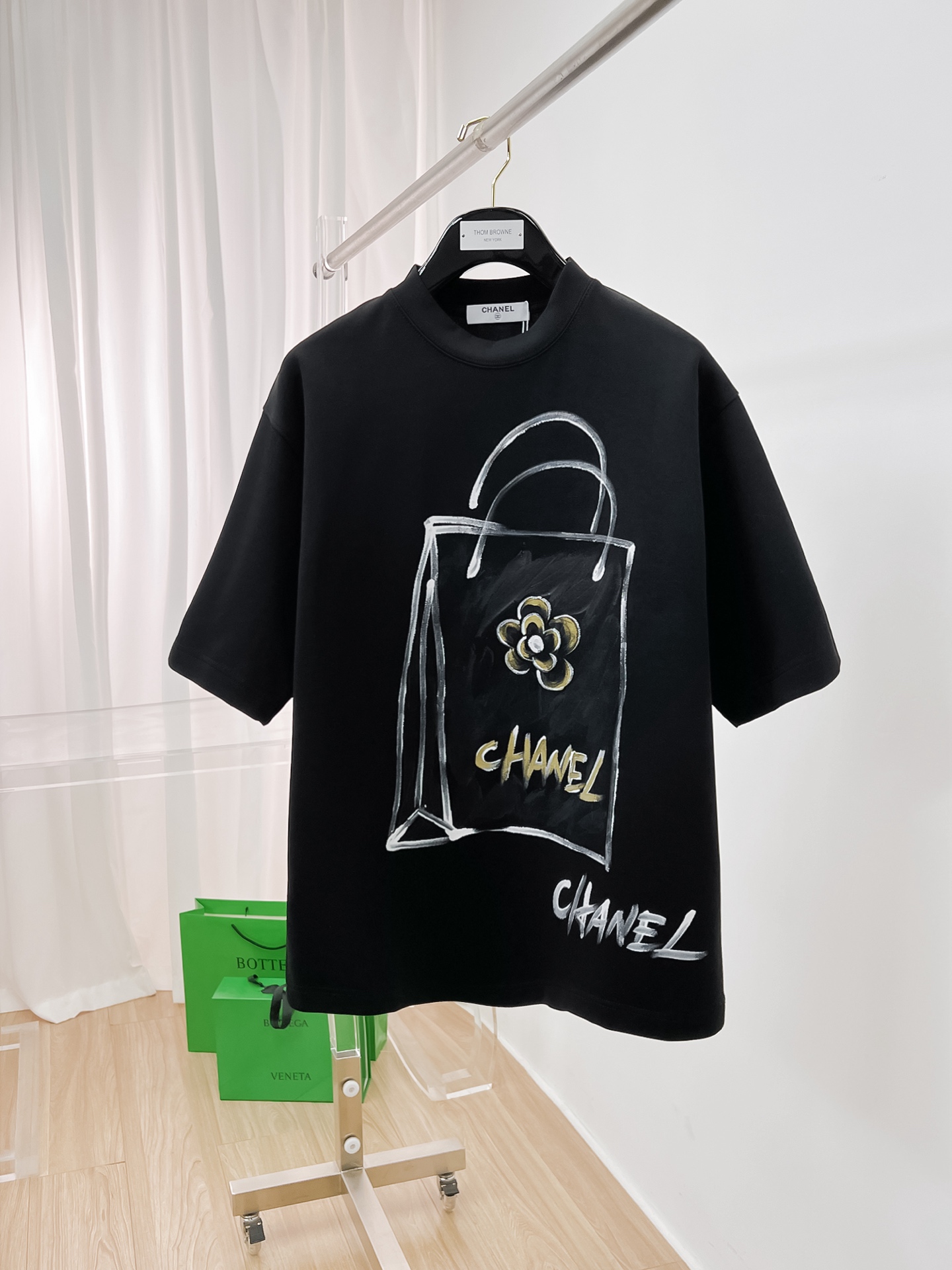 NO:118732,Xiangjia 2025 autumn and winter new thickened original single men's casual base short-sleeved T-shirt!  High-end customization, high-end version, fashionable and versatile, loose version, original imported gram double-strand pure cotton fabric, threaded cuffs, neckline hem, super soft and delicate, skin-friendly and comfortable to wear, high-end boutique, OEM, fine-made top body, very good, men's essential items, three-standard size M-2XL maximum size can be worn about 200 catties, chanel, T-shirt, tees, t-shirt, alexander wang19860909香家2025秋冬新款加厚原单男士休闲打底短袖T恤！高端定制 高版本 时尚百搭爆款宽松版型原版进口克双股纯棉面料 螺纹袖口.领口衣摆 手感超柔软细腻 穿着亲肤舒适 高端精品 代工厂精细做上身非常赞 男士必备单品 三标齐全 尺码M-2XL最大码可穿200斤左右,,chanel,T-shirt,tees，t-shirt,alexander wang,Men's clothing