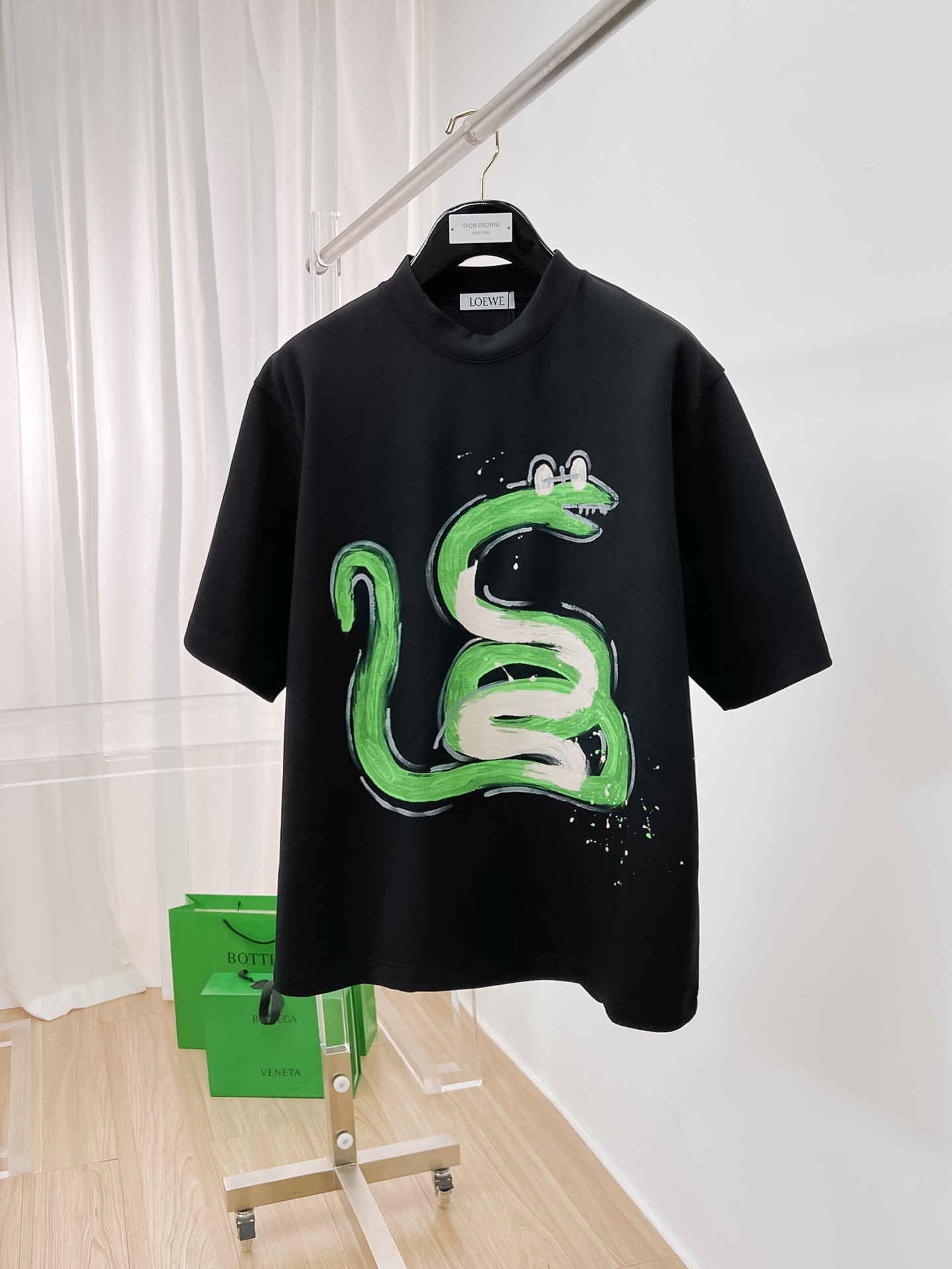 NO:118744,Luo Yijia 2025 autumn and winter new thickened original single men's casual base short-sleeved T-shirt!  High-end customization, high-end version, fashionable and versatile, loose version, original imported gram double-strand pure cotton fabric, threaded cuffs, neckline hem, super soft and delicate, skin-friendly and comfortable to wear, high-end boutique, OEM factory made the top body very good, men's essential items, three-standard size M-2XL maximum size can be worn about 200 catties, loewe, T-shirt,tees, t-shirt,alexander wang19860909罗意家2025秋冬新款加厚原单男士休闲打底短袖T恤！高端定制 高版本 时尚百搭爆款宽松版型原版进口克双股纯棉面料 螺纹袖口.领口衣摆 手感超柔软细腻 穿着亲肤舒适 高端精品 代工厂精细做上身非常赞 男士必备单品 三标齐全 尺码M-2XL最大码可穿200斤左右,,loewe,T-shirt,tees，t-shirt,alexander wang,Men's clothing