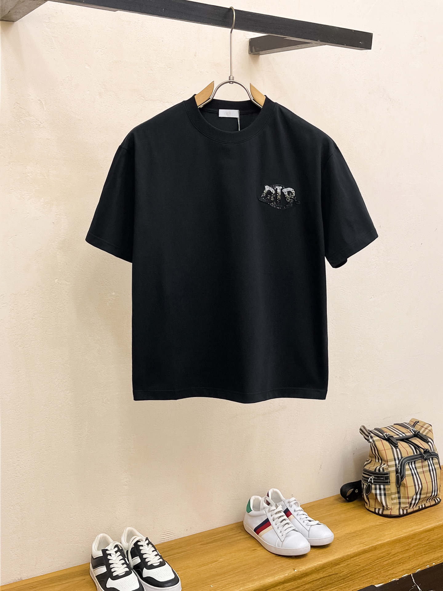 NO:506248,Ss Dior pure cotton latest fabric, classic logo, logo, fashionable, simple and trendy short sleeves, the top quality counter original single short sleeves, top production craft imported fabrics, unique design of the counter model, using imported high-end customized fabrics. The official website is on sale!  Excellent fabric fit, size..Black and white M-3XL,,dior,T-shirt,alexander wang19860909ss迪奥纯棉最新面料经典标识图案logo时尚简约潮流短袖,最顶级的品质专柜原单短袖,顶级制作工艺进口面料,专柜款独特设计,采用进口高端订制面料.官网在售！面料版型超赞 码数..黑白色 M-3XL,,dior,T-shirt,alexander wang,Men's clothing