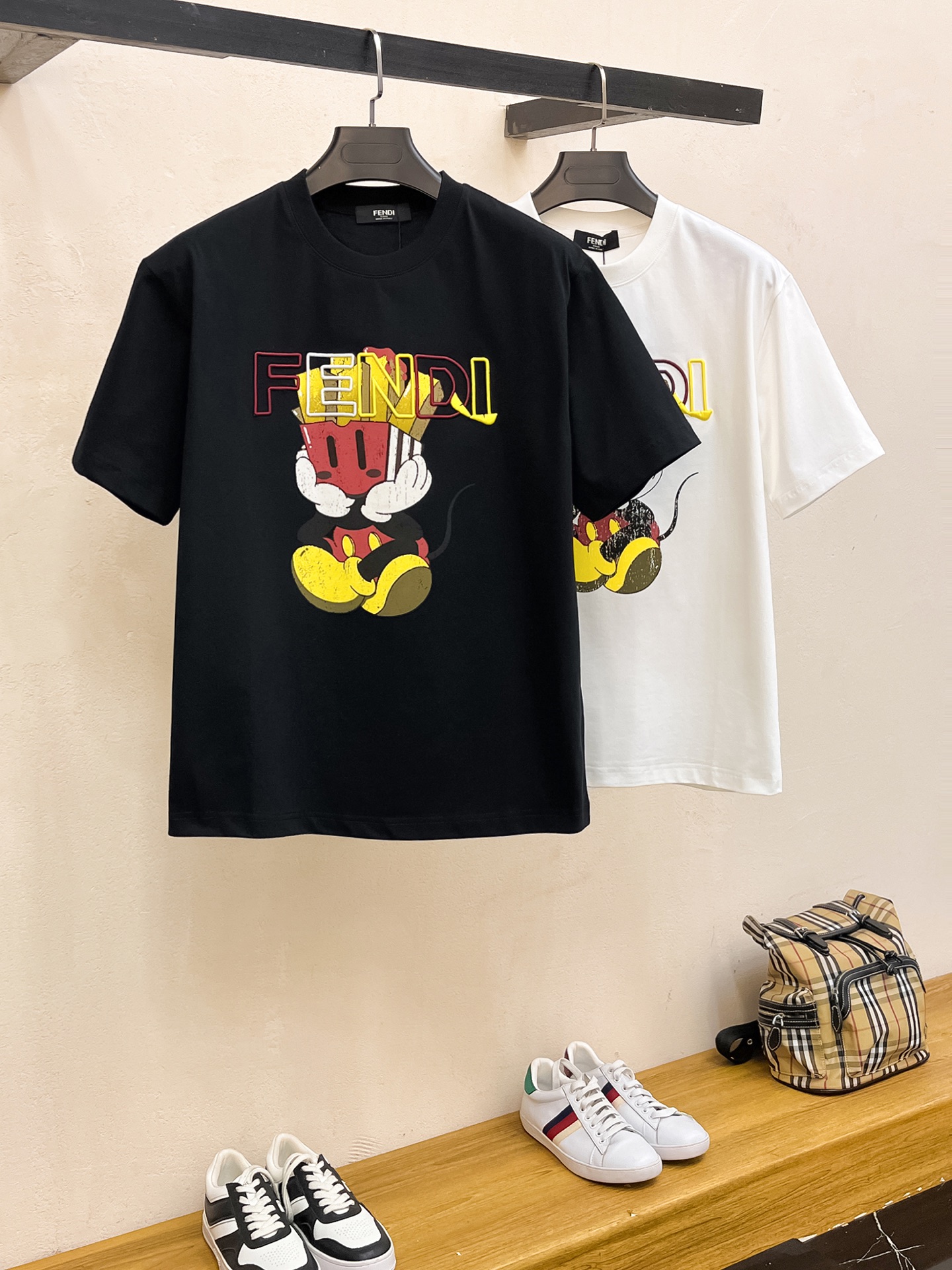ss芬迪纯棉最新面料经典标识图案logo时尚简约潮流短袖，最顶级的品质专柜原单短袖，顶级制作工艺进口面料