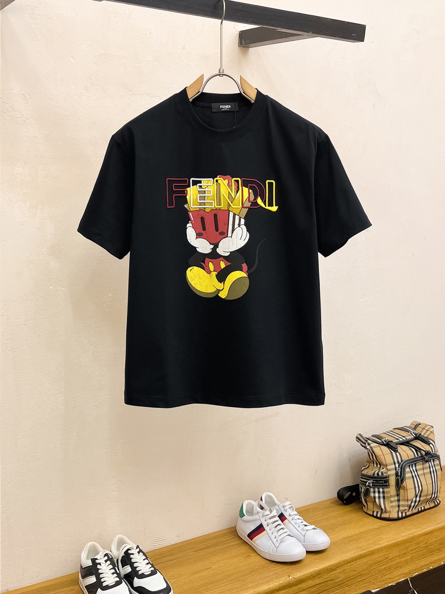 NO:506221,Ss Fendi pure cotton latest fabric classic logo pattern logo fashionable simple trendy short sleeves, the top quality counter original single short sleeves, top production craft imported fabrics, unique design of the counter model, using imported high-end customized fabrics. The official website is on sale!  Excellent fabric pattern, size..Black and white M-3XL,,fendi,T-shirt,alexander wang19860909ss芬迪纯棉最新面料经典标识图案logo时尚简约潮流短袖,最顶级的品质专柜原单短袖,顶级制作工艺进口面料,专柜款独特设计,采用进口高端订制面料.官网在售！面料版型超赞 码数..黑白色 M-3XL,,fendi,T-shirt,alexander wang,Men's clothing