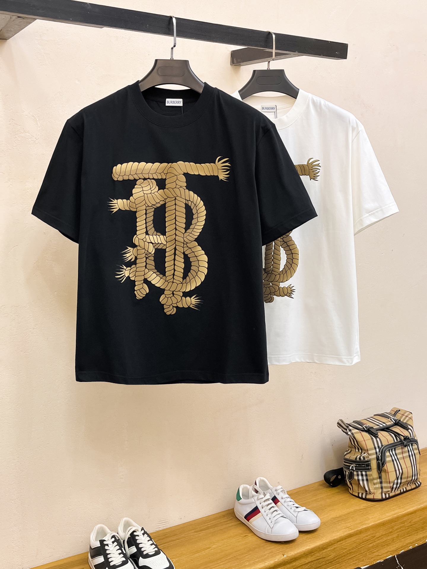 ss巴宝莉纯棉最新面料经典标识图案logo时尚简约潮流短袖，最顶级的品质专柜原单短袖，顶级制作工艺进口面