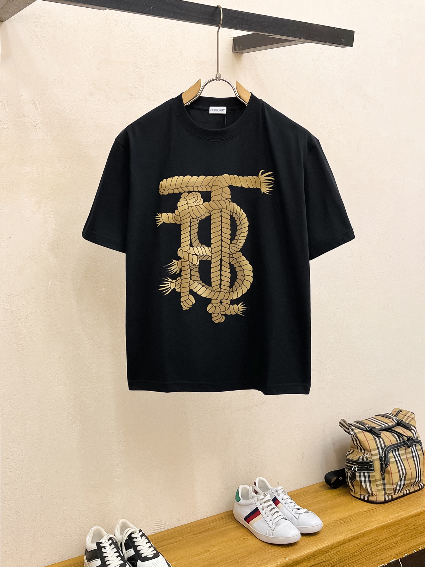 NO:506218,Ss Burberry pure cotton latest fabric classic logo pattern logo fashionable simple trendy short sleeves, top quality counter original single short sleeves, top production craft imported fabrics, unique design of counter style, using imported high-end customized fabrics. The official website is on sale!  Excellent fabric style, size..Black and white M-3XL, burberry, T-shirt, alexander wang19860909ss巴宝莉纯棉最新面料经典标识图案logo时尚简约潮流短袖,最顶级的品质专柜原单短袖,顶级制作工艺进口面料,专柜款独特设计,采用进口高端订制面料.官网在售！面料版型超赞 码数..黑白色 M-3XL,,burberry,T-shirt,alexander wang,Men's clothing