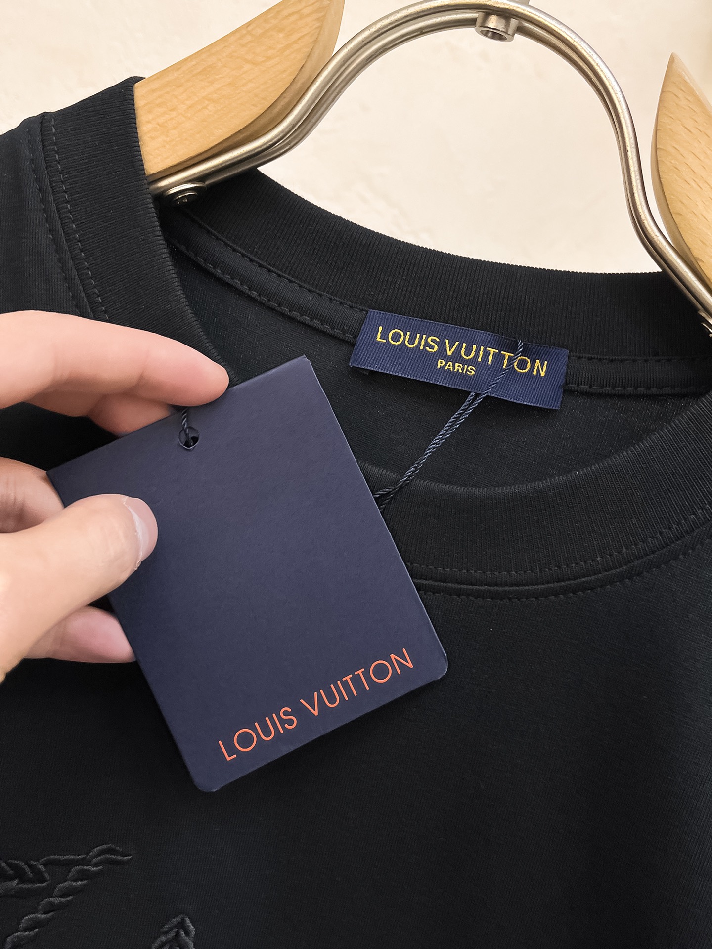 ssLV纯棉最新面料经典标识图案logo时尚简约潮流短袖，最顶级的品质专柜原单短袖，顶级制作工艺进口面料