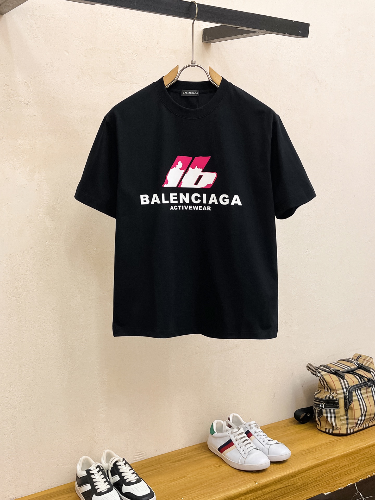 NO:506243,Ss Balenciaga pure cotton latest fabric, classic logo, logo, fashionable, simple and trendy short sleeves, the top quality counter original single short sleeves, top production craft imported fabrics, unique design of the counter model, using imported high-end customized fabrics. The official website is on sale!  Excellent fabric fit, size..Black and white M-3XL,,balenciaga,T-shirt,alexander wang19860909ss巴黎世家纯棉最新面料经典标识图案logo时尚简约潮流短袖,最顶级的品质专柜原单短袖,顶级制作工艺进口面料,专柜款独特设计,采用进口高端订制面料.官网在售！面料版型超赞 码数..黑白色 M-3XL,,balenciaga,T-shirt,alexander wang,Men's clothing