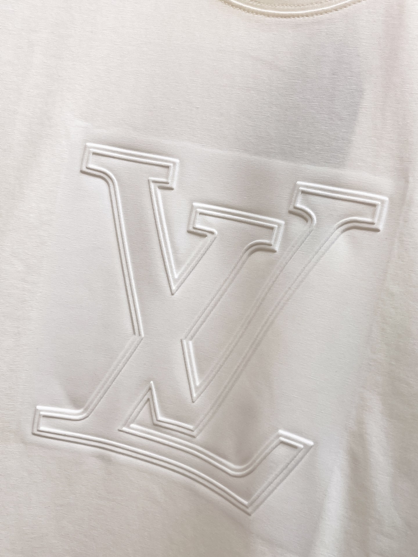 ssLV纯棉最新面料经典标识图案logo时尚简约潮流短袖，最顶级的品质专柜原单短袖，顶级制作工艺进口面料