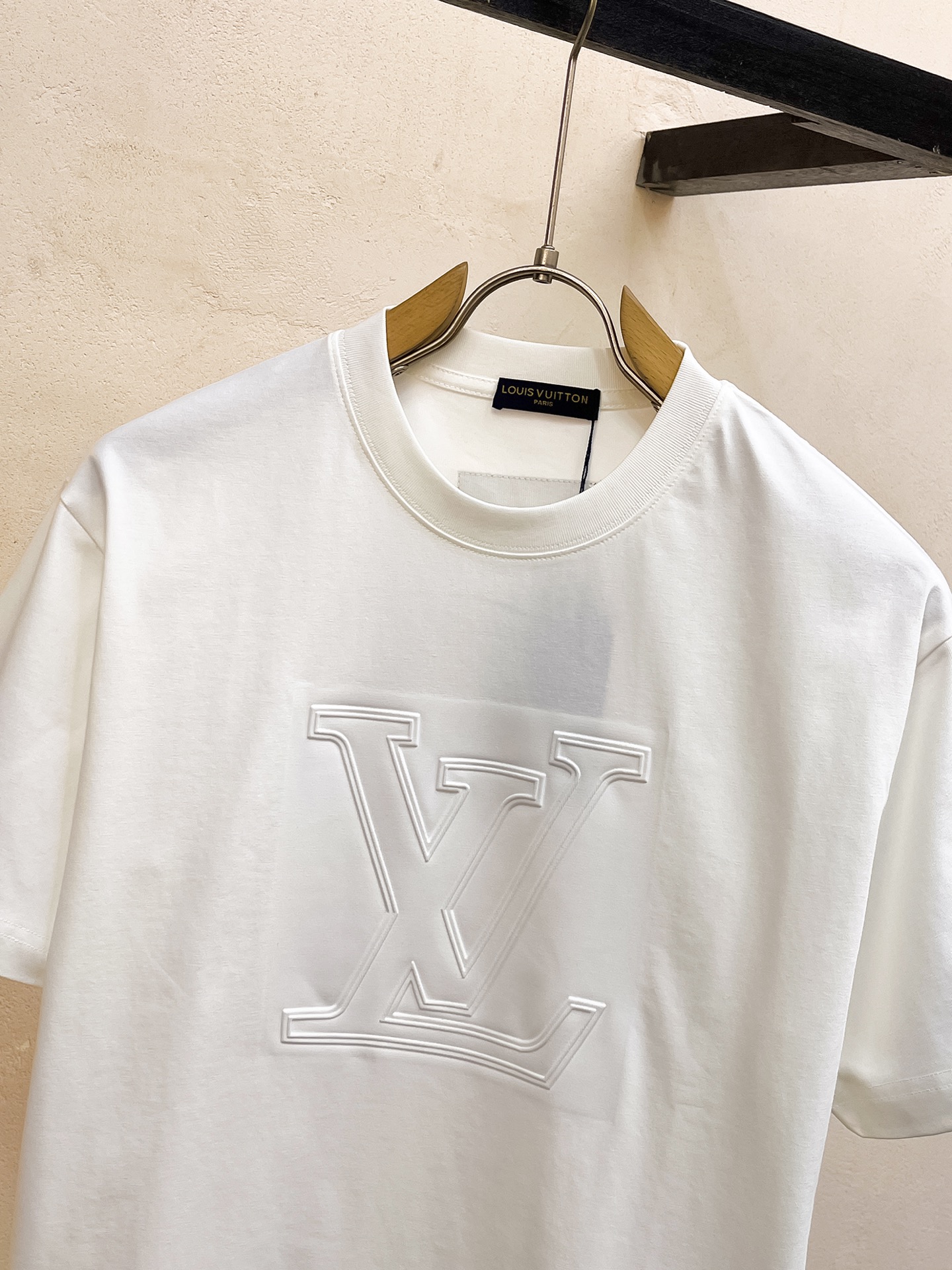 ssLV纯棉最新面料经典标识图案logo时尚简约潮流短袖，最顶级的品质专柜原单短袖，顶级制作工艺进口面料