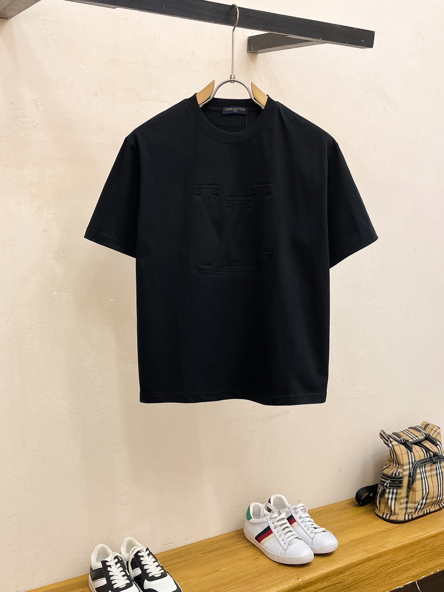 ssLV纯棉最新面料经典标识图案logo时尚简约潮流短袖，最顶级的品质专柜原单短袖，顶级制作工艺进口面料