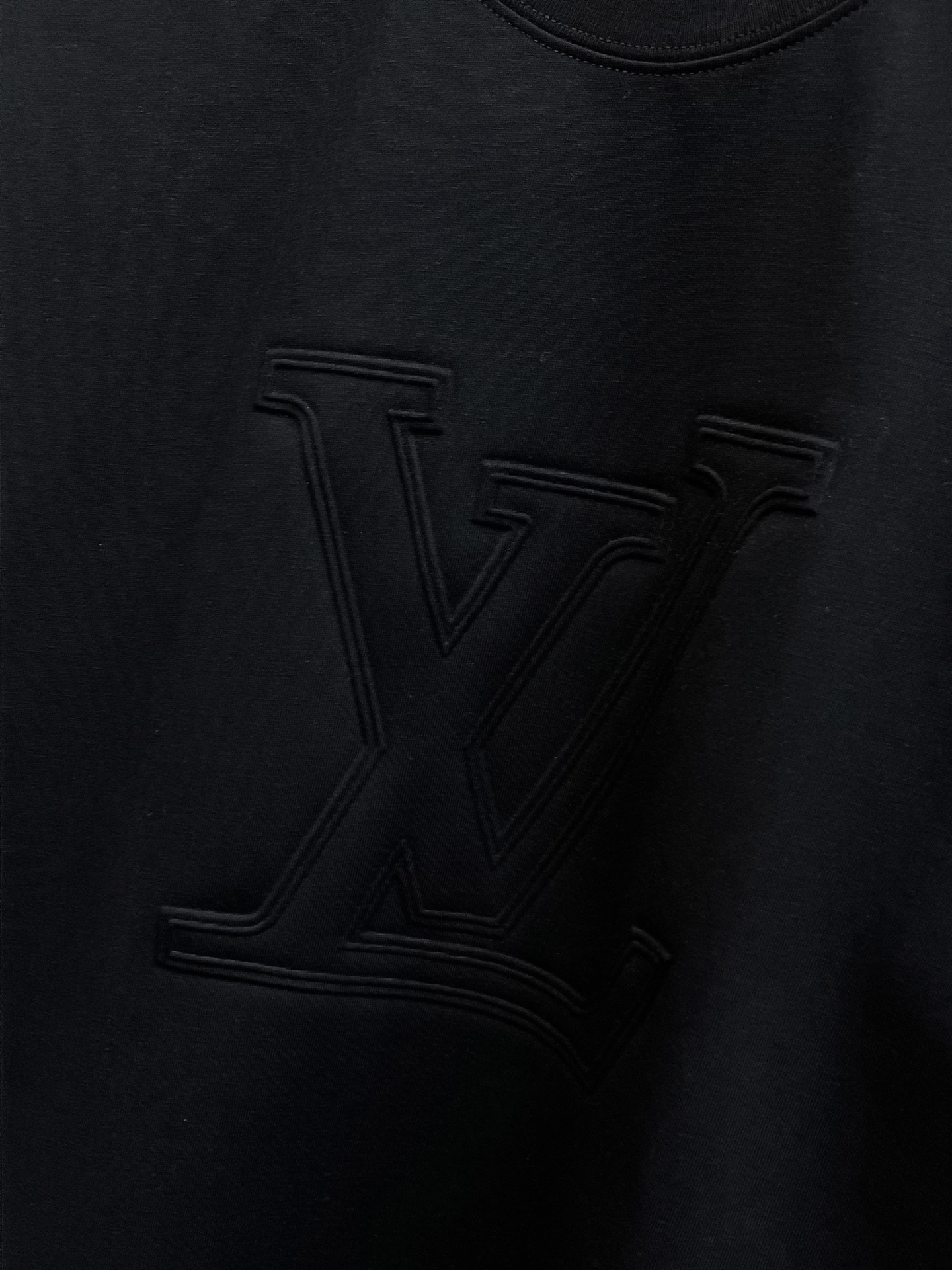 ssLV纯棉最新面料经典标识图案logo时尚简约潮流短袖，最顶级的品质专柜原单短袖，顶级制作工艺进口面料