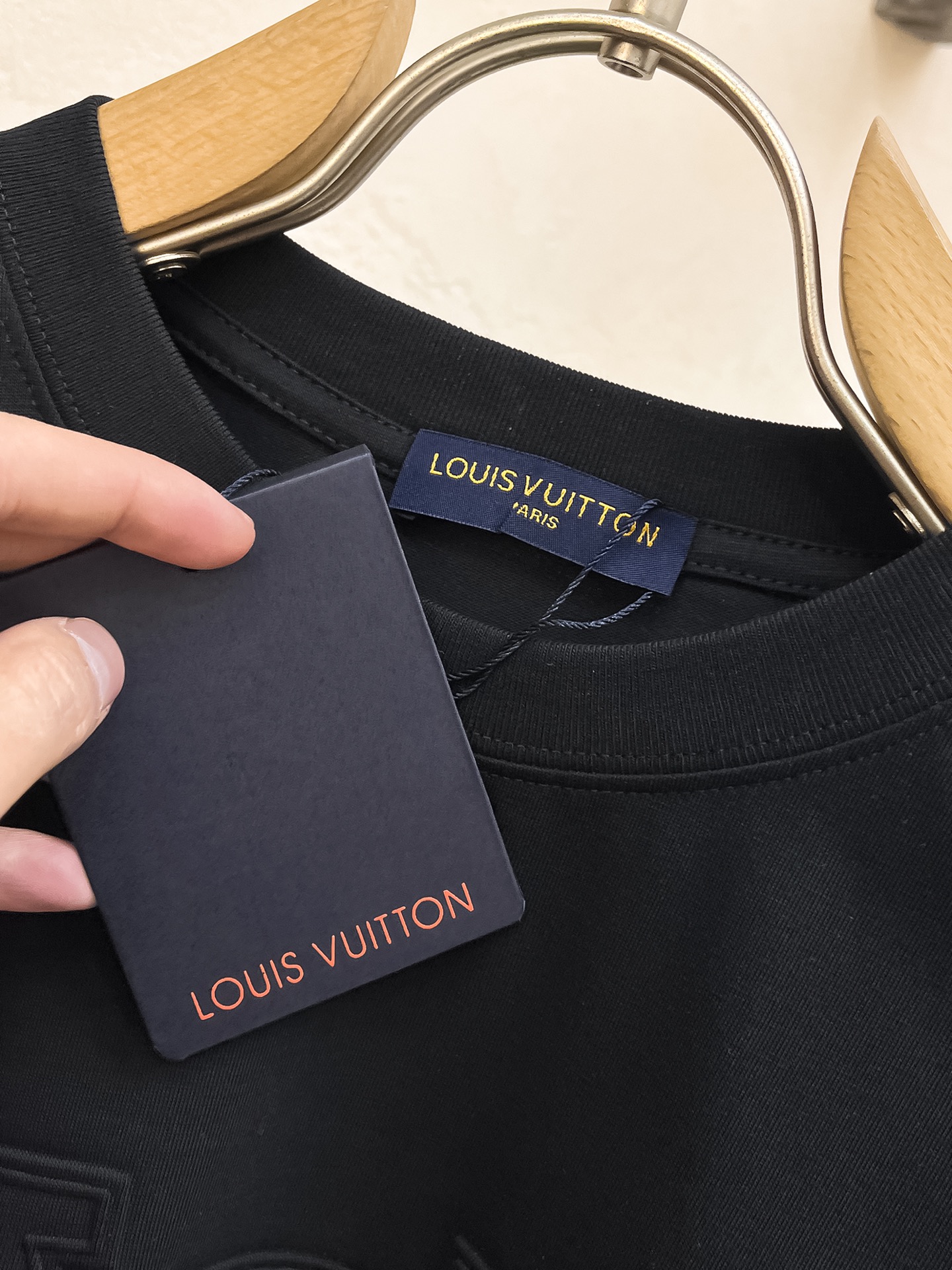 ssLV纯棉最新面料经典标识图案logo时尚简约潮流短袖，最顶级的品质专柜原单短袖，顶级制作工艺进口面料