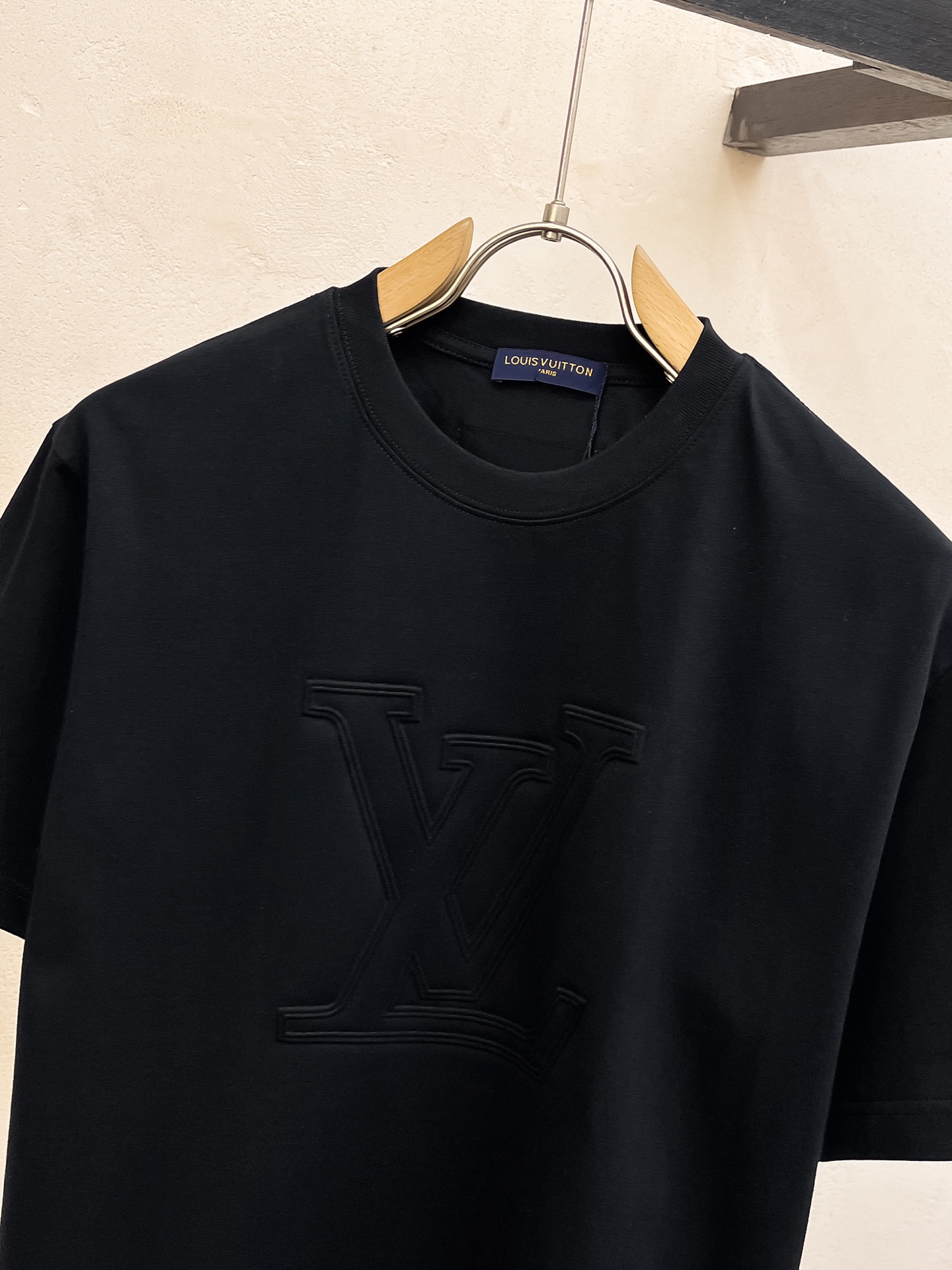 ssLV纯棉最新面料经典标识图案logo时尚简约潮流短袖，最顶级的品质专柜原单短袖，顶级制作工艺进口面料