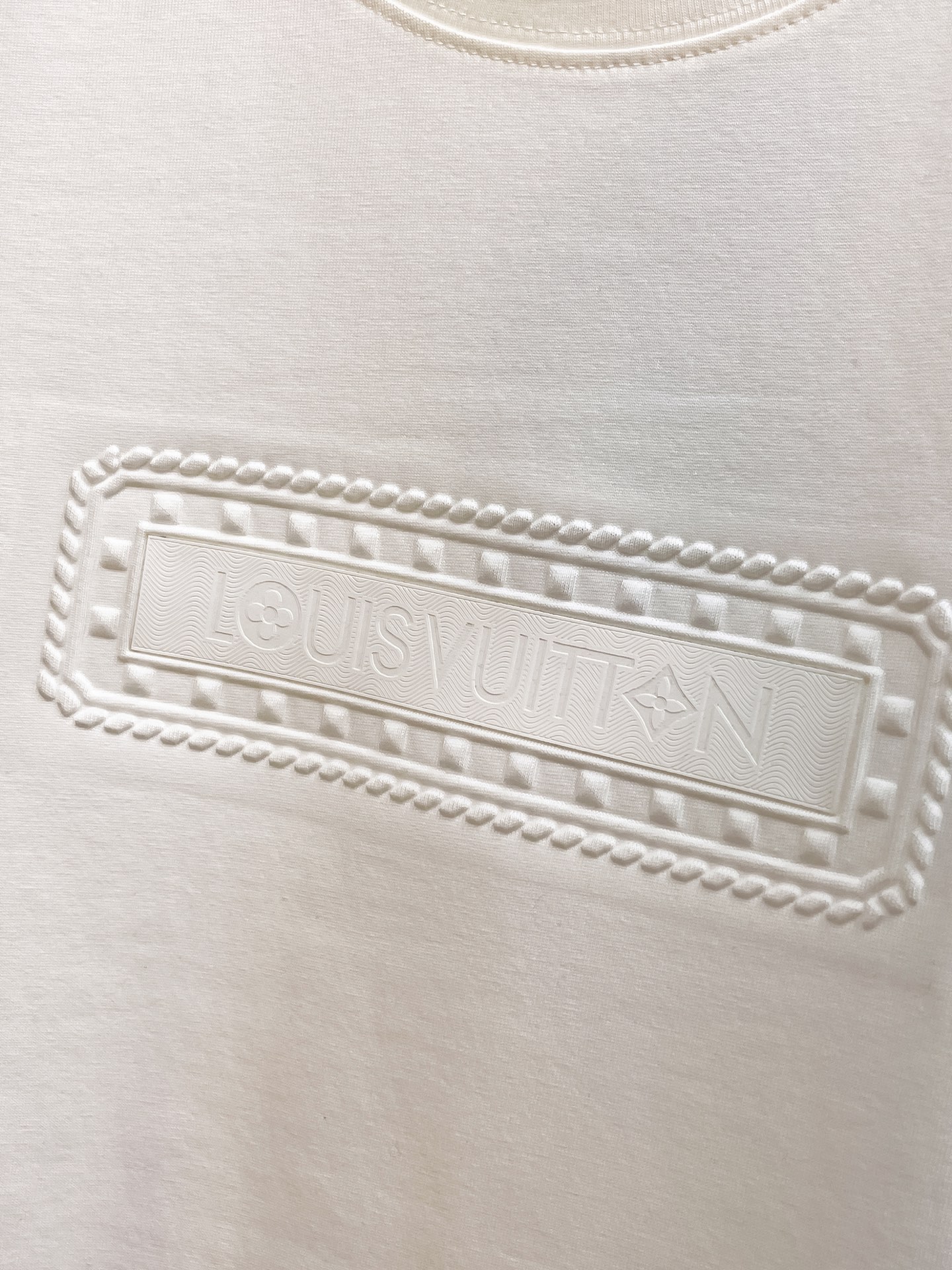 ssLV纯棉最新面料经典标识图案logo时尚简约潮流短袖，最顶级的品质专柜原单短袖，顶级制作工艺进口面料