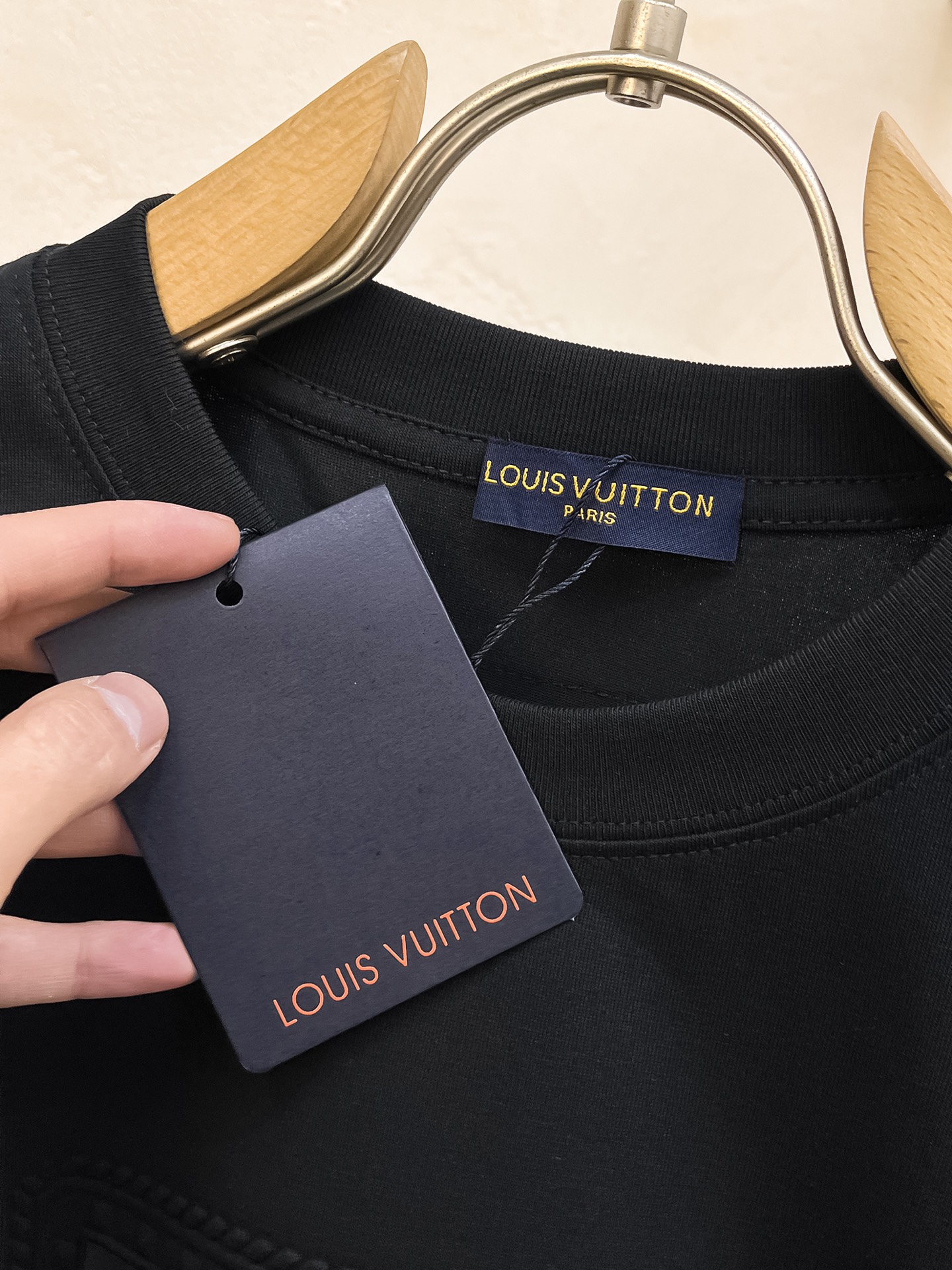 ssLV纯棉最新面料经典标识图案logo时尚简约潮流短袖，最顶级的品质专柜原单短袖，顶级制作工艺进口面料