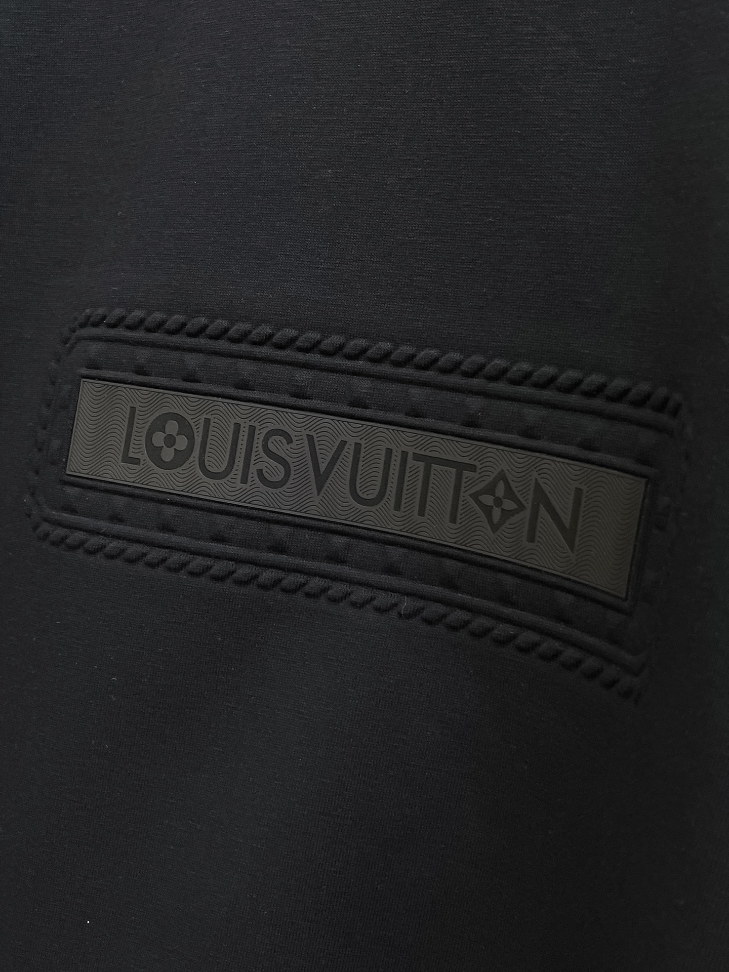ssLV纯棉最新面料经典标识图案logo时尚简约潮流短袖，最顶级的品质专柜原单短袖，顶级制作工艺进口面料