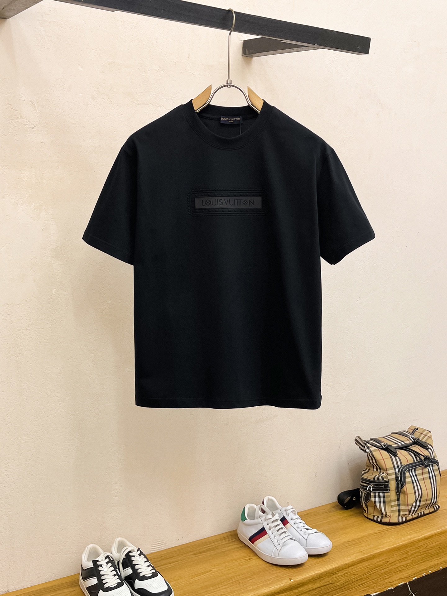 NO:506238,The latest ssLV pure cotton fabric, classic logo, logo, fashionable, simple and trendy short sleeves, the top quality counter original single short sleeves, the top production process imported fabric, the unique design of the counter model, using imported high-end customized fabrics. The official website is on sale!  Excellent fabric size..Black and white M-3XL,,louis vuitton,T-shirt,alexander wang19860909ssLV纯棉最新面料经典标识图案logo时尚简约潮流短袖,最顶级的品质专柜原单短袖,顶级制作工艺进口面料,专柜款独特设计,采用进口高端订制面料.官网在售！面料版型超赞 码数..黑白色 M-3XL,,louis vuitton,T-shirt,alexander wang,Men's clothing