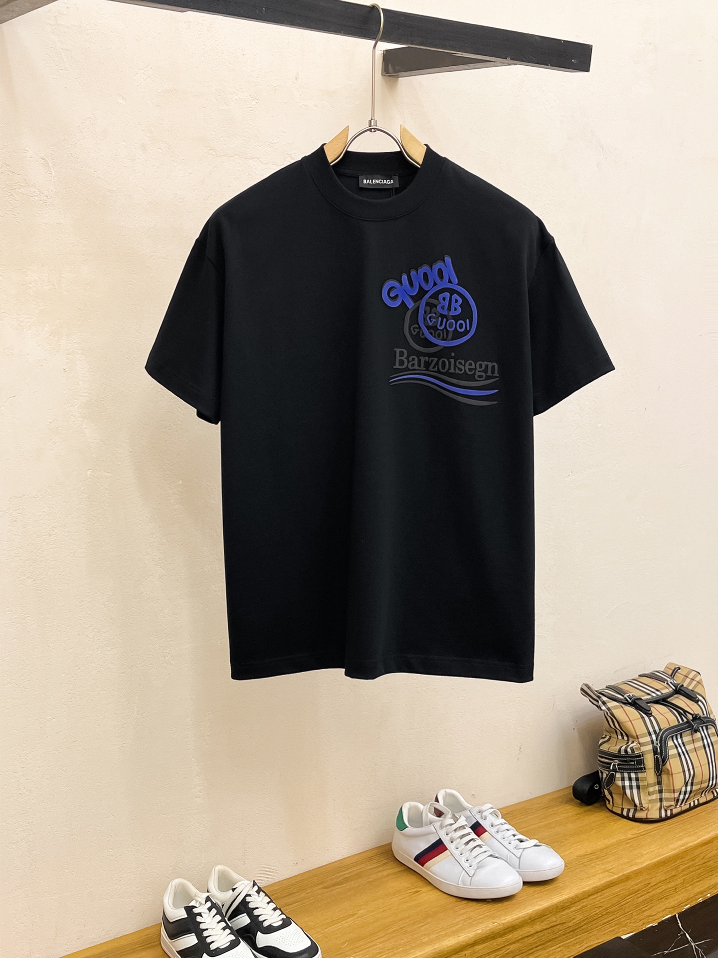 NO:118758,Paris 2025 autumn and winter new thickened original single men's casual base short-sleeved T-shirt!  High-end customization, high-end version, fashionable and versatile, loose version, original imported gram double-strand pure cotton fabric, threaded cuffs, neckline hem, super soft and delicate, skin-friendly and comfortable to wear, high-end boutique, OEM, fine-made top body, very good, men's essential items, three-standard size M-3XL maximum size can be worn about 200 catties, T-shirt, tees, t-shirt, alexander wang19860909巴黎2025秋冬新款加厚原单男士休闲打底短袖T恤！高端定制 高版本 时尚百搭爆款宽松版型原版进口克双股纯棉面料 螺纹袖口.领口衣摆 手感超柔软细腻 穿着亲肤舒适 高端精品 代工厂精细做上身非常赞 男士必备单品 三标齐全 尺码M-3XL最大码可穿200斤左右,,T-shirt,tees，t-shirt,alexander wang,Men's clothing