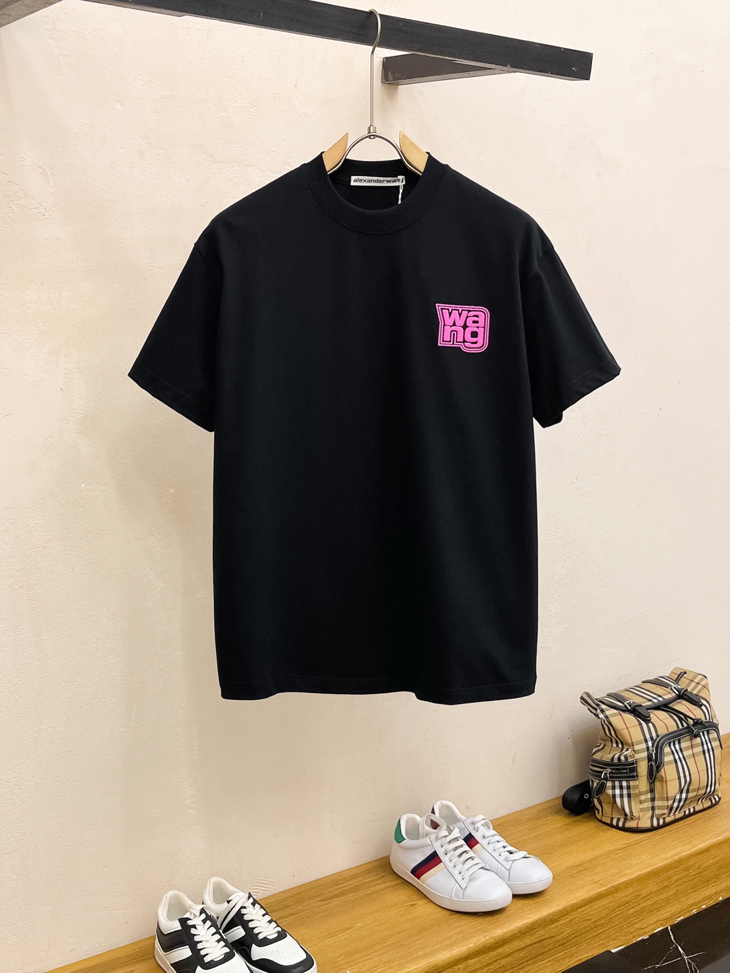 NO:118760,Dawangjia 2025 autumn and winter new thickened original single men's casual base short-sleeved T-shirt!  High-end customization, high-end version, fashionable and versatile, loose version, original imported gram double-strand pure cotton fabric, threaded cuffs, neckline hem, super soft and delicate, skin-friendly and comfortable to wear, high-end boutique, OEM fine-made top body, very good for men's essential items, three-standard size M-3XL maximum size can be worn about 200 catties, alexander wang, T-shirt,tees, t-shirt,alexander wang19860909大王家2025秋冬新款加厚原单男士休闲打底短袖T恤！高端定制 高版本 时尚百搭爆款宽松版型原版进口克双股纯棉面料 螺纹袖口.领口衣摆 手感超柔软细腻 穿着亲肤舒适 高端精品 代工厂精细做上身非常赞 男士必备单品 三标齐全 尺码M-3XL最大码可穿200斤左右,,alexander wang,T-shirt,tees，t-shirt,alexander wang,Men's clothing