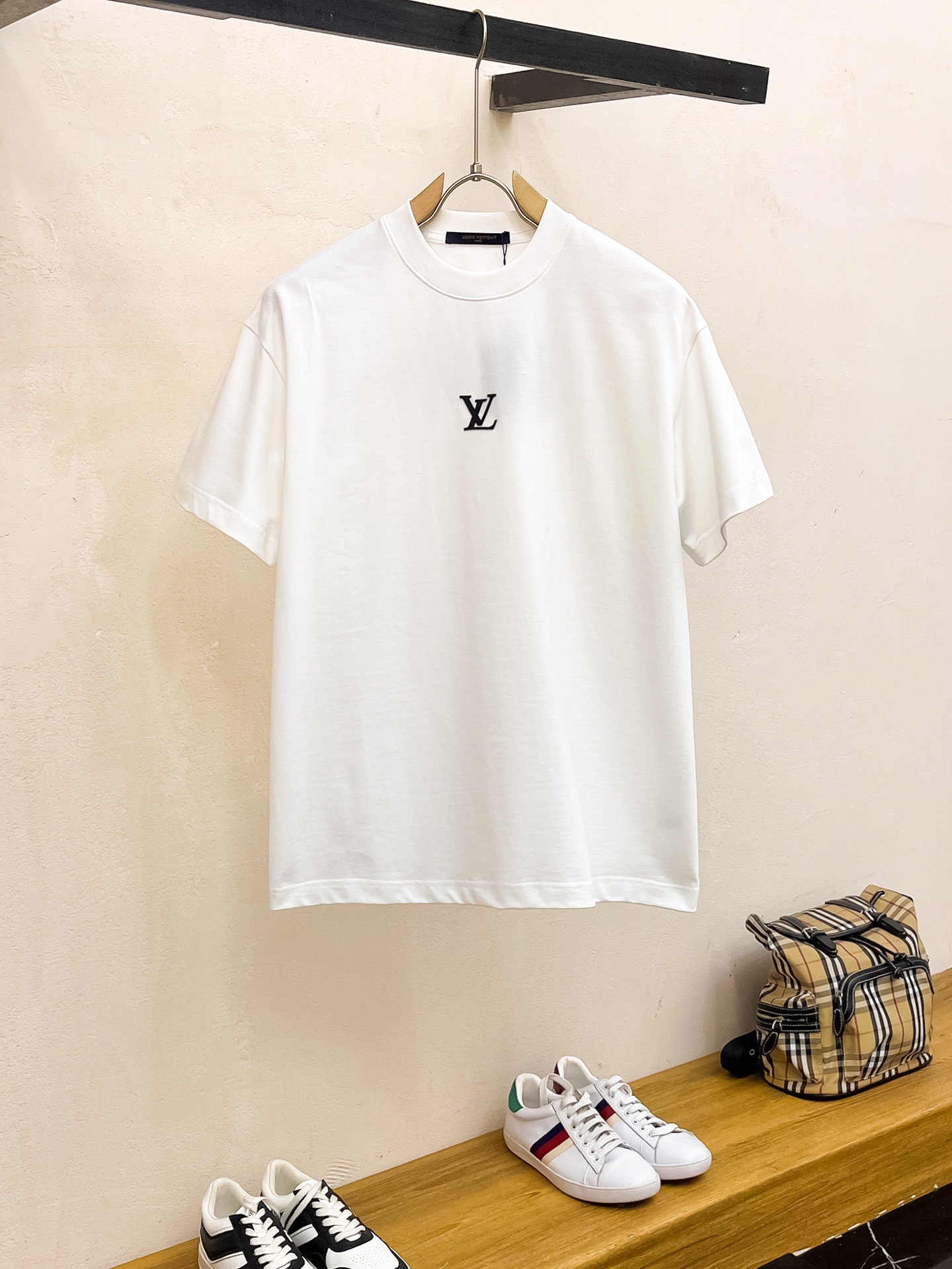 NO:118762,Lujia 2025 autumn and winter new thickened original single men's casual base short-sleeved T-shirt!  High-end customization, high-end version, fashionable and versatile, loose version, original imported gram double-strand pure cotton fabric, threaded cuffs, neckline hem, super soft and delicate, skin-friendly and comfortable to wear, high-end boutique, OEM factory made the top body very good, men's essential items, three-standard size M-3XL maximum size can be worn about 200 catties, louis vuitton, louis vuitton, T-shirt,tees, t-shirt,alexander wang19860909驴家2025秋冬新款加厚原单男士休闲打底短袖T恤！高端定制 高版本 时尚百搭爆款宽松版型原版进口克双股纯棉面料 螺纹袖口.领口衣摆 手感超柔软细腻 穿着亲肤舒适 高端精品 代工厂精细做上身非常赞 男士必备单品 三标齐全 尺码M-3XL最大码可穿200斤左右,,louis vuitton,louis vuitton,T-shirt,tees，t-shirt,alexander wang,Men's clothing