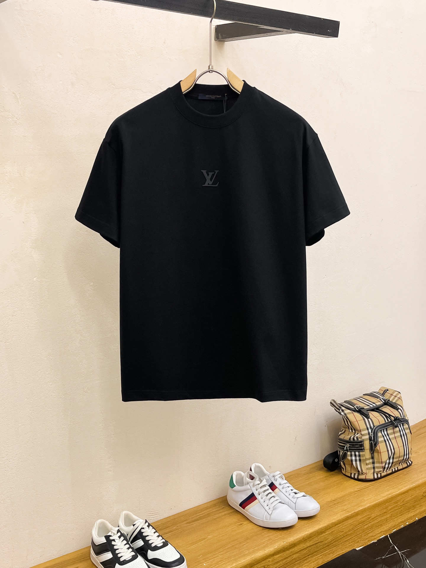 NO:118764,Lujia autumn and winter new thickened original single men's casual base short-sleeved T-shirt!  High-end customization, high-end version, fashionable and versatile, loose version, original imported gram double-strand pure cotton fabric, threaded cuffs, neckline hem, super soft and delicate, skin-friendly and comfortable to wear, high-end boutique, OEM factory made the top body very good, men's essential items, three-standard size M-3XL maximum size can be worn about 200 catties, louis vuitton, louis vuitton, T-shirt,tees, t-shirt,alexander wang19860909驴家秋冬新款加厚原单男士休闲打底短袖T恤！高端定制 高版本 时尚百搭爆款宽松版型原版进口克双股纯棉面料 螺纹袖口.领口衣摆 手感超柔软细腻 穿着亲肤舒适 高端精品 代工厂精细做上身非常赞 男士必备单品 三标齐全 尺码M-3XL最大码可穿200斤左右,,louis vuitton,louis vuitton,T-shirt,tees，t-shirt,alexander wang,Men's clothing