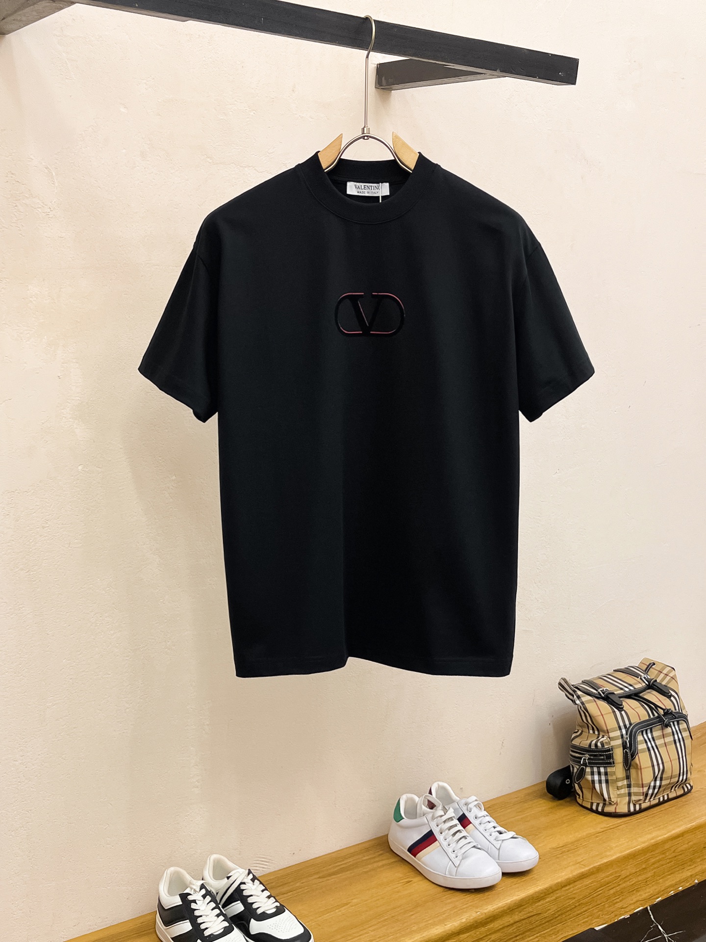 NO:118747,Warren Home 2025 autumn and winter new thickened original single men's casual base short-sleeved T-shirt!  High-end customization, high-end version, fashionable and versatile, loose version, original imported 420g double-strand pure cotton fabric, threaded cuffs, neckline hem, super soft and delicate, skin-friendly and comfortable to wear, high-end boutique, OEM, fine-made top body, very good, men's essential items, three-standard size M-3XL maximum size can be worn about 200 catties, valentino, T-shirt, tees, t-shirt, alexander wang19860909华伦家2025秋冬新款加厚原单男士休闲打底短袖T恤！高端定制 高版本 时尚百搭爆款宽松版型原版进口420克双股纯棉面料 螺纹袖口.领口衣摆 手感超柔软细腻 穿着亲肤舒适 高端精品 代工厂精细做上身非常赞 男士必备单品 三标齐全 尺码M-3XL最大码可穿200斤左右,,valentino,T-shirt,tees，t-shirt,alexander wang,Men's clothing