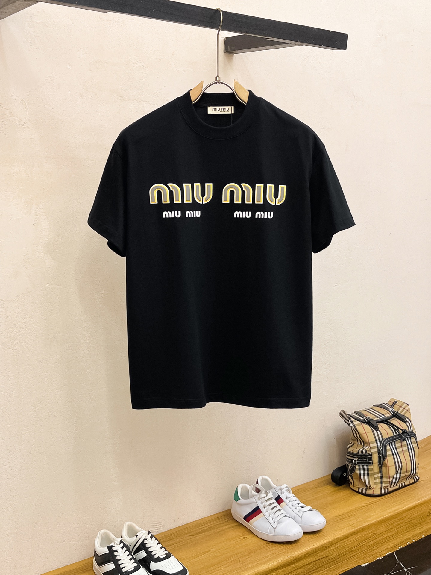 NO:118749,MIUMIU Home 2025 autumn and winter new thickened original single men's casual base short-sleeved T-shirt!  High-end customization, high-end version, fashionable and versatile, loose version, original imported 420g double-strand pure cotton fabric, threaded cuffs, neckline hem, super soft and delicate, skin-friendly and comfortable to wear, high-end boutique, OEM factory made the top body very good, men's essential items, three-standard size M-3XL maximum size can be worn about 200 kilograms,,miumiu, T-shirt,tees, t-shirt,alexander wang19860909MIUMIU家2025秋冬新款加厚原单男士休闲打底短袖T恤！高端定制 高版本 时尚百搭爆款宽松版型原版进口420克双股纯棉面料 螺纹袖口.领口衣摆 手感超柔软细腻 穿着亲肤舒适 高端精品 代工厂精细做上身非常赞 男士必备单品 三标齐全 尺码M-3XL最大码可穿200斤左右,,miumiu,T-shirt,tees，t-shirt,alexander wang,Men's clothing