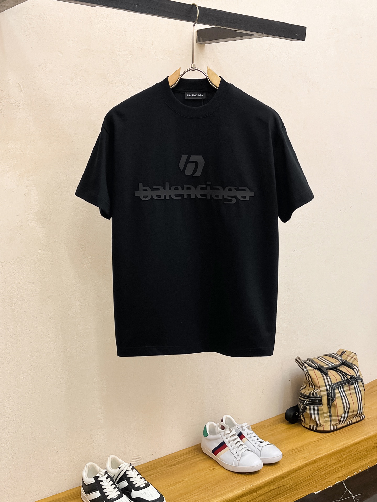 NO:118751,Paris Home 2025 autumn and winter new thickened original single men's casual base short-sleeved T-shirt!  High-end customization, high-end version, fashionable and versatile, loose version, original imported 420g double-strand pure cotton fabric, threaded cuffs, neckline hem, super soft and delicate, skin-friendly and comfortable to wear, high-end boutique, OEM, fine-made top body, very good, men's essential items, three-standard size M-3XL maximum size can be worn about 200 catties,,balenciaga,T-shirt,tees,t-shirt,alexander wang19860909巴黎家2025秋冬新款加厚原单男士休闲打底短袖T恤！高端定制 高版本 时尚百搭爆款宽松版型原版进口420克双股纯棉面料 螺纹袖口.领口衣摆 手感超柔软细腻 穿着亲肤舒适 高端精品 代工厂精细做上身非常赞 男士必备单品 三标齐全 尺码M-3XL最大码可穿200斤左右,,balenciaga,T-shirt,tees，t-shirt,alexander wang,Men's clothing