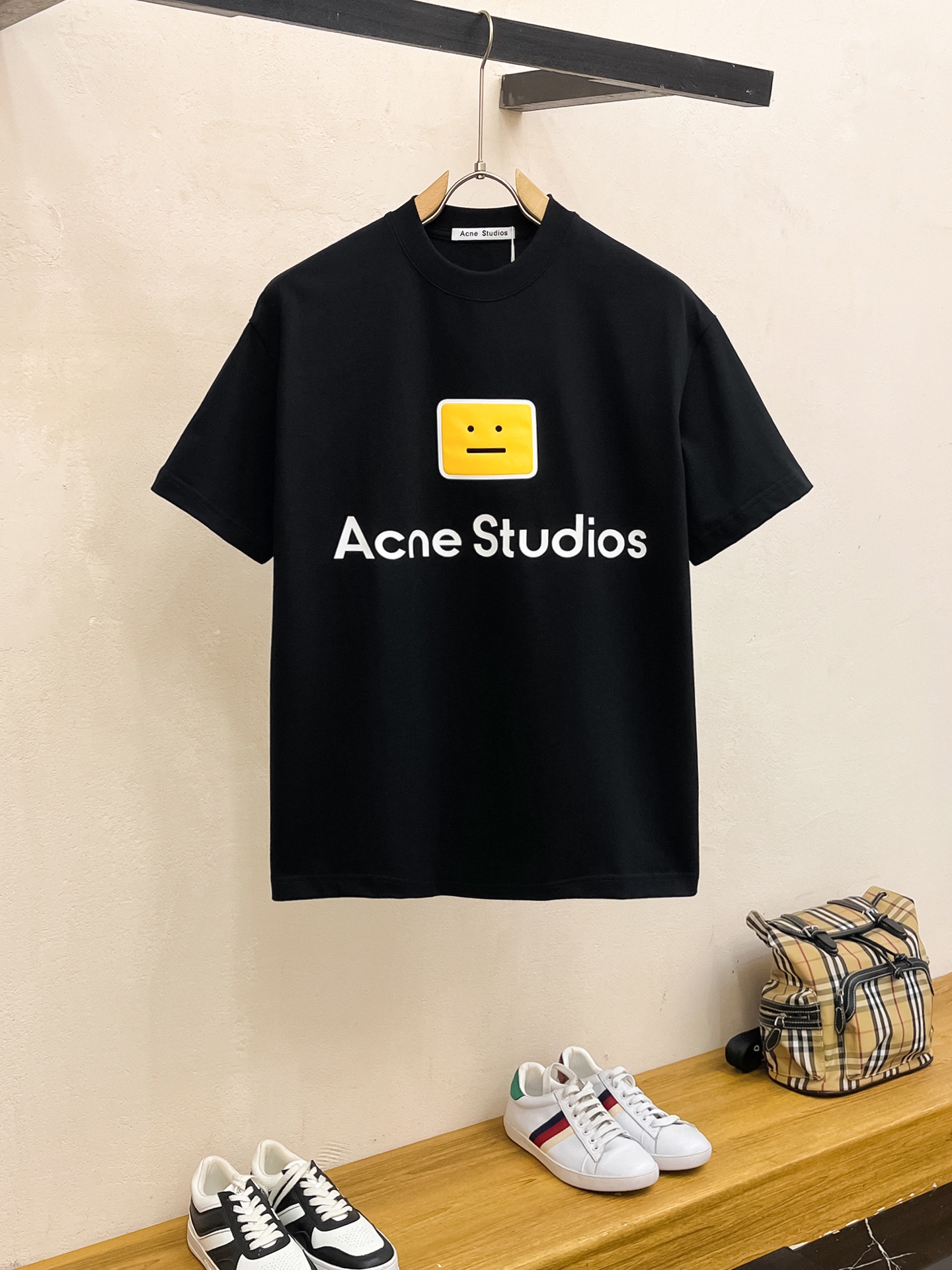 NO:118753,Acne's new 2025 autumn and winter thickened original single men's casual base short-sleeved T-shirt!  High-end customization, high-end version, fashionable and versatile, loose version, original imported 420g double-strand pure cotton fabric, threaded cuffs, neckline hem, super soft and delicate, skin-friendly and comfortable to wear, high-end boutique, OEM, fine-made top body, very good, men's essential items, three-standard size M-3XL maximum size can be worn about 200 catties, acne studios, T-shirt, tees, t-shirt, alexander wang19860909Acne家2025秋冬新款加厚原单男士休闲打底短袖T恤！高端定制 高版本 时尚百搭爆款宽松版型原版进口420克双股纯棉面料 螺纹袖口.领口衣摆 手感超柔软细腻 穿着亲肤舒适 高端精品 代工厂精细做上身非常赞 男士必备单品 三标齐全 尺码M-3XL最大码可穿200斤左右,,acne studios,T-shirt,tees，t-shirt,alexander wang,Men's clothing