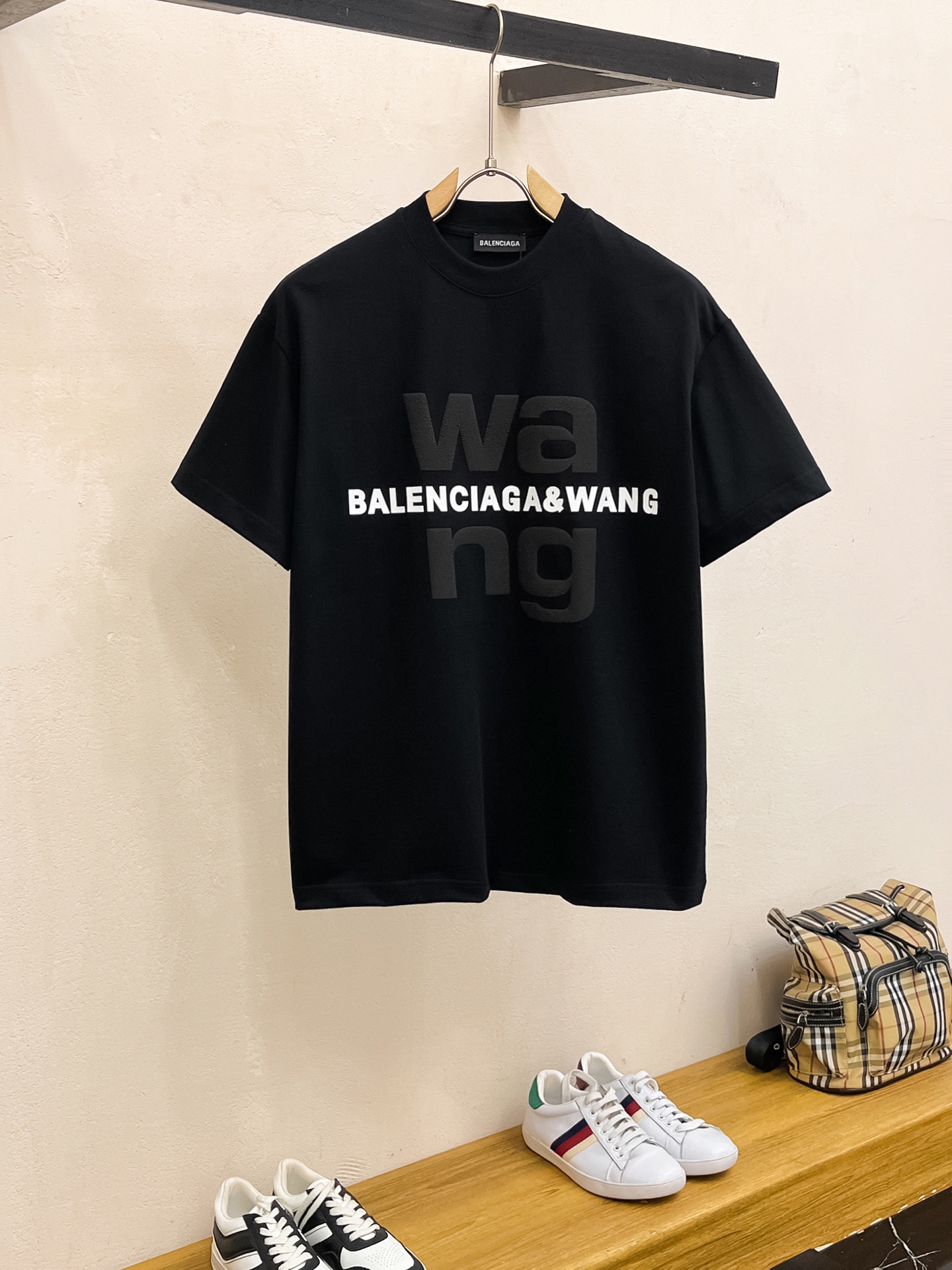 NO:118755,Dawangjia 2025 autumn and winter new thickened original single men's casual base short-sleeved T-shirt!  High-end customization, high-end version, fashionable and versatile, loose version, original imported 420g double-strand pure cotton fabric, threaded cuffs, neckline hem, super soft and delicate, skin-friendly and comfortable to wear, high-end boutique, OEM, fine-made top body, very good, men's essential items, three-standard size M-3XL maximum size can be worn about 200 kilograms,,alexander wang,T-shirt,tees,t-shirt,alexander wang19860909大王家2025秋冬新款加厚原单男士休闲打底短袖T恤！高端定制 高版本 时尚百搭爆款宽松版型原版进口420克双股纯棉面料 螺纹袖口.领口衣摆 手感超柔软细腻 穿着亲肤舒适 高端精品 代工厂精细做上身非常赞 男士必备单品 三标齐全 尺码M-3XL最大码可穿200斤左右,,alexander wang,T-shirt,tees，t-shirt,alexander wang,Men's clothing