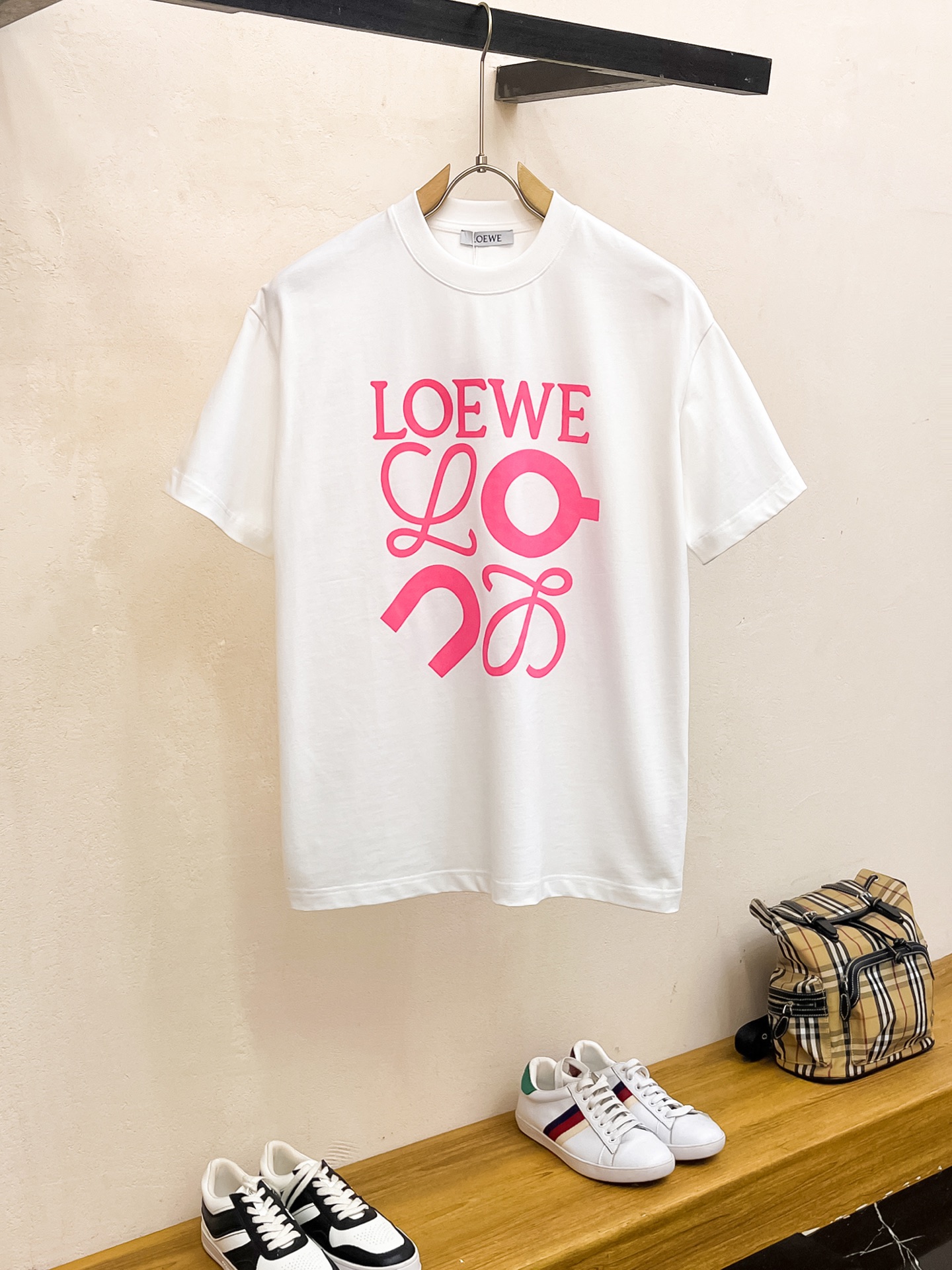 NO:118759,Luo Yijia 2025 autumn and winter new thickened original single men's casual base short-sleeved T-shirt!  High-end customization, high-end version, fashionable and versatile, loose version, original imported 420g double-strand pure cotton fabric, threaded cuffs, neckline hem, super soft and delicate, skin-friendly and comfortable to wear, high-end boutique, OEM factory made the top body very good, men's essential items, three-standard size M-3XL maximum size can be worn about 200 kilograms, loewe, T-shirt,tees, t-shirt,alexander wang19860909罗意家2025秋冬新款加厚原单男士休闲打底短袖T恤！高端定制 高版本 时尚百搭爆款宽松版型原版进口420克双股纯棉面料 螺纹袖口.领口衣摆 手感超柔软细腻 穿着亲肤舒适 高端精品 代工厂精细做上身非常赞 男士必备单品 三标齐全 尺码M-3XL最大码可穿200斤左右,,loewe,T-shirt,tees，t-shirt,alexander wang,Men's clothing