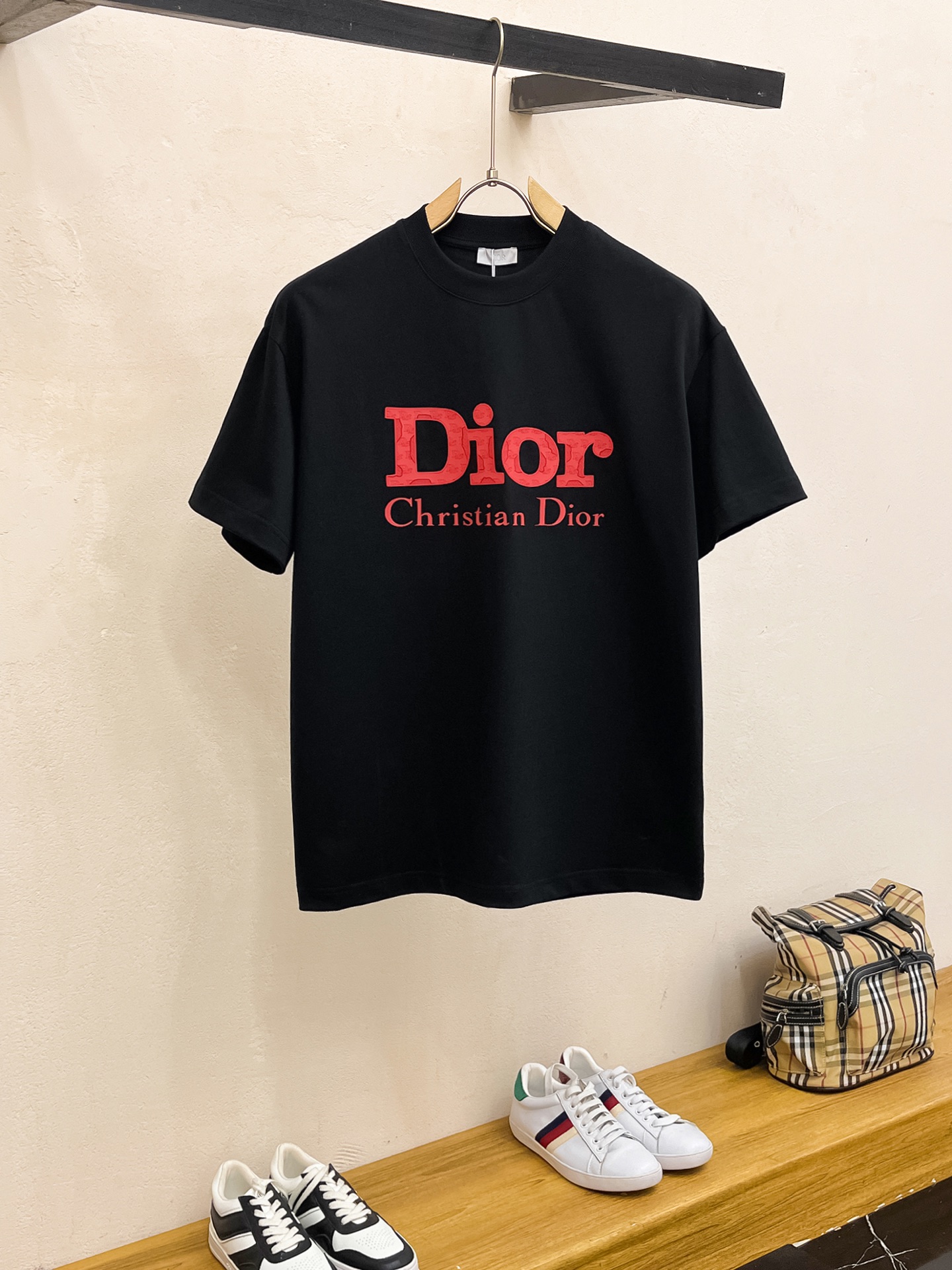 NO:118757,Dijia 2025 autumn and winter new thickened original single men's casual base short-sleeved T-shirt!  High-end customization, high-end version, fashionable and versatile, loose version, original imported 420g double-strand pure cotton fabric, threaded cuffs, neckline hem, super soft and delicate, skin-friendly and comfortable to wear, high-end boutique, OEM, fine-made top body, very good, men's essential items, three-standard size M-3XL maximum size can be worn about 200 catties, dior, T-shirt, tees, t-shirt, alexander wang19860909迪家2025秋冬新款加厚原单男士休闲打底短袖T恤！高端定制 高版本 时尚百搭爆款宽松版型原版进口420克双股纯棉面料 螺纹袖口.领口衣摆 手感超柔软细腻 穿着亲肤舒适 高端精品 代工厂精细做上身非常赞 男士必备单品 三标齐全 尺码M-3XL最大码可穿200斤左右,,dior,T-shirt,tees，t-shirt,alexander wang,Men's clothing