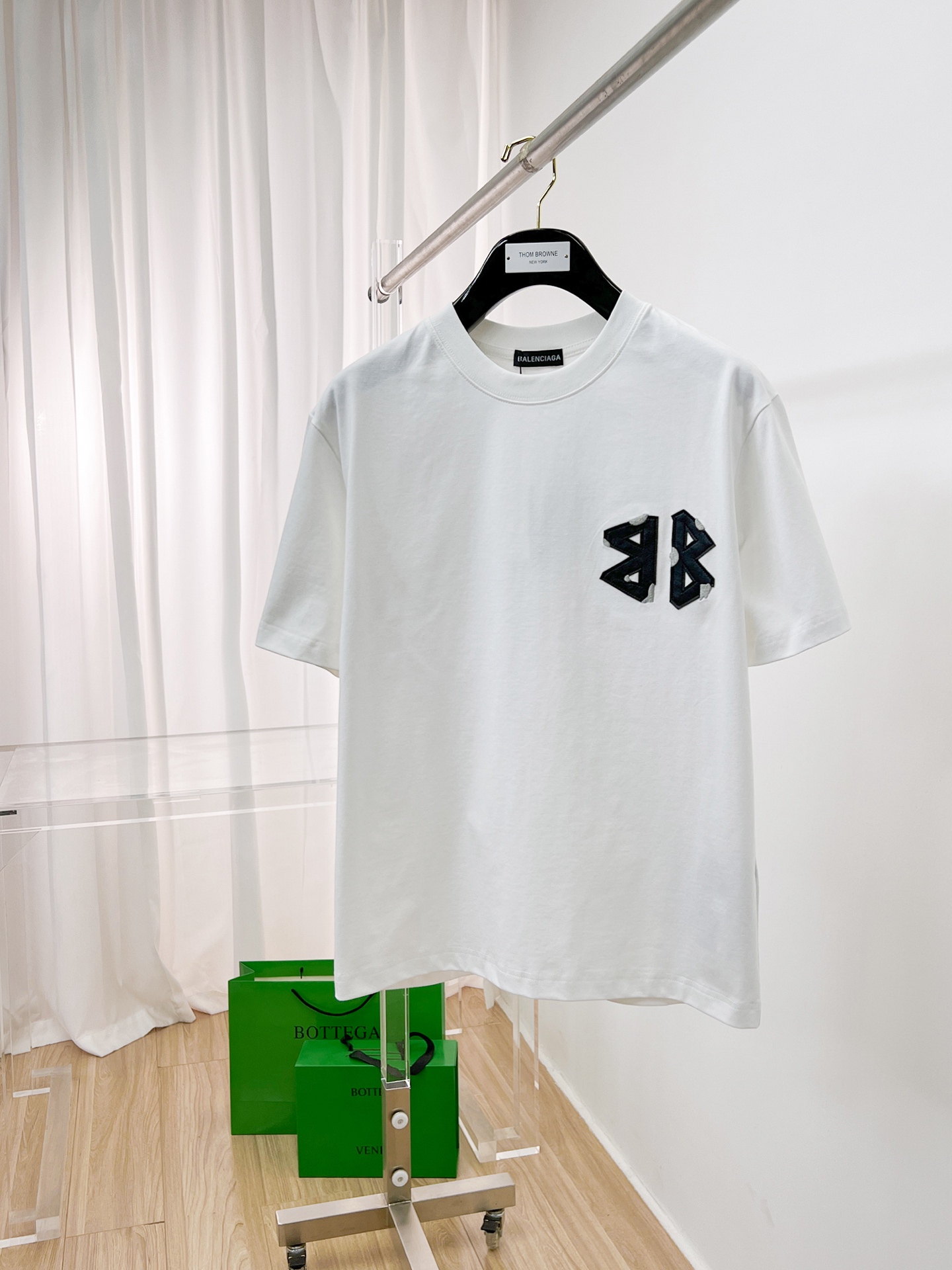 NO:459057,Ss Balenciaga pure cotton latest fabric (highest version) classic logo pattern logo fashionable simple trendy short sleeves, top quality counter original single short sleeves, top production craft imported fabrics, unique design of counter style, using imported high-end customized fabrics. The official website is on sale!  Excellent fabric fit, size..Black and white M-3XL,,balenciaga,T-shirt,alexander wang19860909ss巴黎世家纯棉最新面料（最高版本）经典标识图案logo时尚简约潮流短袖,最顶级的品质专柜原单短袖,顶级制作工艺进口面料,专柜款独特设计,采用进口高端订制面料.官网在售！面料版型超赞 码数..黑白色 M-3XL,,balenciaga,T-shirt,alexander wang,Men's clothing