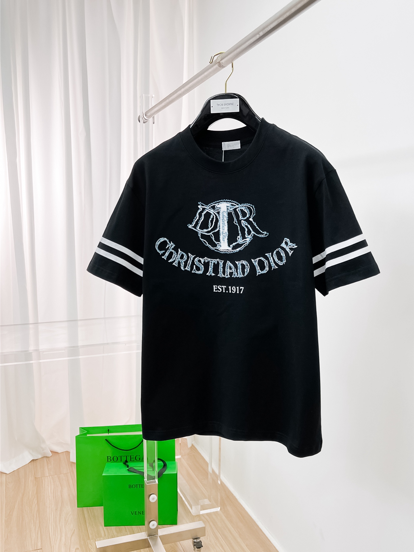 NO:459077,Ss Dior pure cotton latest fabric, classic logo, logo, fashionable, simple and trendy short sleeves, the top quality counter original single short sleeves, top production craft imported fabrics, unique design of the counter model, using imported high-end customized fabrics. The official website is on sale!  Excellent fabric fit, size..Black and white M-3XL,,dior,T-shirt,alexander wang19860909ss迪奥纯棉最新面料经典标识图案logo时尚简约潮流短袖,最顶级的品质专柜原单短袖,顶级制作工艺进口面料,专柜款独特设计,采用进口高端订制面料.官网在售！面料版型超赞 码数..黑白色 M-3XL,,dior,T-shirt,alexander wang,Men's clothing