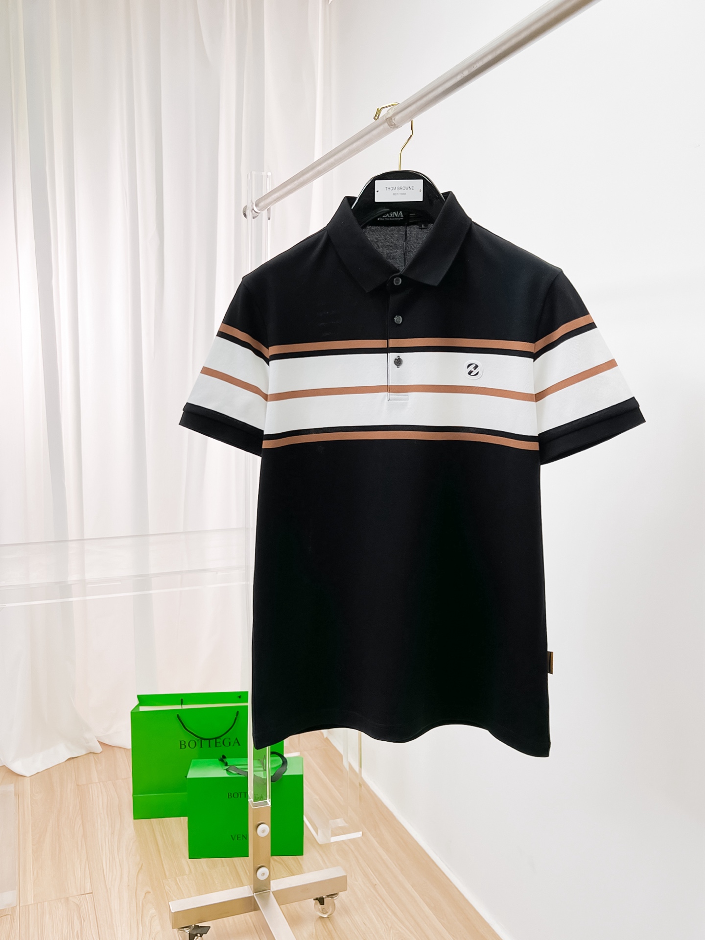 NO:161801,Zenia 2025ss summer new letter logo men's lapel Polo shirt!  Classic business men's style, high-end men's style at the ceiling level of business men's style!  Simple, fashionable and elegant, single-wearing inner wear is decent, quality control/detail control takes away, low-key, luxurious and connotative!  Customer-supplied fixed mesh flooring cotton cloth is carefully made, the surface of the fabric is evenly arranged and neatly arranged, with excellent breathability and heat dissipation and sweat resistance, and the comfort level of the upper body is completely better than that of ordinary single-sided sweat cloth tissue!  The classic brand LOGO logo on the chest is created with top-level craftsmanship. The LOGO has three-dimensional, clear and full texture, and is an extraordinary product in the classic field whether it is inner wear or single wear!  The exquisite cutting process, the processing of every detail is very standard and delicate, and it is comparable to that of ordinary LOW products on the market. Men must enter the basic versatile Polo shirts!  Multi-color Size M-4xl, zegna,alexander wang19860909杰尼亚 2025ss夏季新款字母logo男士翻领Polo衫！经典商务男款,高端男装的天花板级别的商务男款！简约时尚大气不失优雅,单穿内搭体面过人,品质控/细节控的闭眼带走,低调又奢华有内涵！ 客供定织网眼珠地棉布精心制成,面料表面排列均匀整齐的网眼纹理,透气性和散热排汗性极佳,上身舒适程度完全优于普通单面汗布组织！胸前经典的品牌LOGO标识,采用顶级工艺打造,LOGO立体清晰饱满,质感非凡的特质,无论是内搭还是单穿都是一款经典领域的产品！精妙绝伦的裁剪工艺,每一个细节处理的非常标准细腻,非市面一般LOW货可以媲美的,男士必入基础百搭款Polo衫推荐！ 颜色多颜色 尺码M-4xl,,zegna,alexander wang,Men's clothing