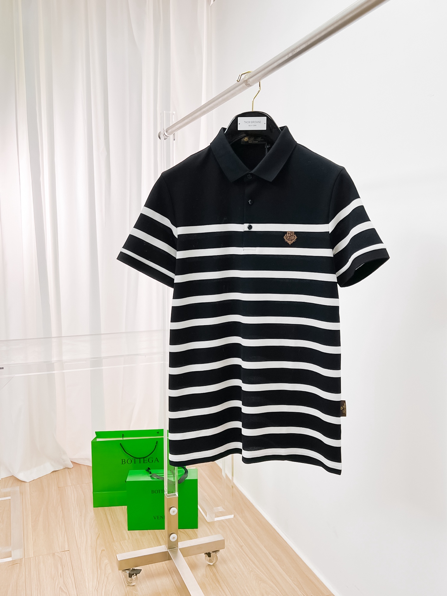 NO:161798,LP 1940ss summer new letter logo men's lapel Polo shirt!  Classic business men's style, high-end men's style at the ceiling level of business men's style!  Simple, fashionable and elegant, single-wearing inner wear is decent, quality control/detail control takes away, low-key, luxurious and connotative!  Customer-supplied fixed mesh flooring cotton cloth is carefully made, the surface of the fabric is evenly arranged and neatly arranged, with excellent breathability and heat dissipation and sweat resistance, and the comfort level of the upper body is completely better than that of ordinary single-sided sweat cloth tissue!  The classic brand LOGO logo on the chest is created with top-level craftsmanship. The LOGO has three-dimensional, clear and full texture, and is an extraordinary product in the classic field whether it is inner wear or single wear!  The exquisite cutting process, the processing of every detail is very standard and delicate, and it is comparable to that of ordinary LOW products on the market. Men must enter the basic versatile Polo shirts!  Multi-color Size M-4xl, loro piana, alexander wang19860909LP 1940ss夏季新款字母logo男士翻领Polo衫！经典商务男款,高端男装的天花板级别的商务男款！简约时尚大气不失优雅,单穿内搭体面过人,品质控/细节控的闭眼带走,低调又奢华有内涵！ 客供定织网眼珠地棉布精心制成,面料表面排列均匀整齐的网眼纹理,透气性和散热排汗性极佳,上身舒适程度完全优于普通单面汗布组织！胸前经典的品牌LOGO标识,采用顶级工艺打造,LOGO立体清晰饱满,质感非凡的特质,无论是内搭还是单穿都是一款经典领域的产品！精妙绝伦的裁剪工艺,每一个细节处理的非常标准细腻,非市面一般LOW货可以媲美的,男士必入基础百搭款Polo衫推荐！ 颜色多颜色 尺码M-4xl,,loro piana,alexander wang,Men's clothing