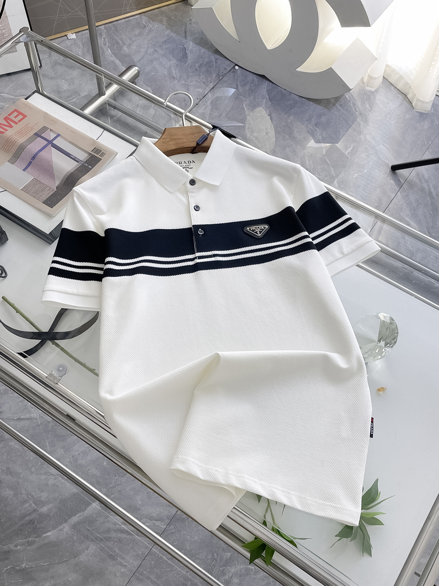 NO:121162,Prada Xinjiang long lint cotton fabric soft, comfortable and breathable 2025 summer limited short-sleeved Polo series -,,prada,T-shirt,alexander wang19860909普拉达 新疆长绒棉 面料柔软舒适透气 2025 夏季 限量款短袖Polo系列 -,,prada,T-shirt,alexander wang,Men's clothing