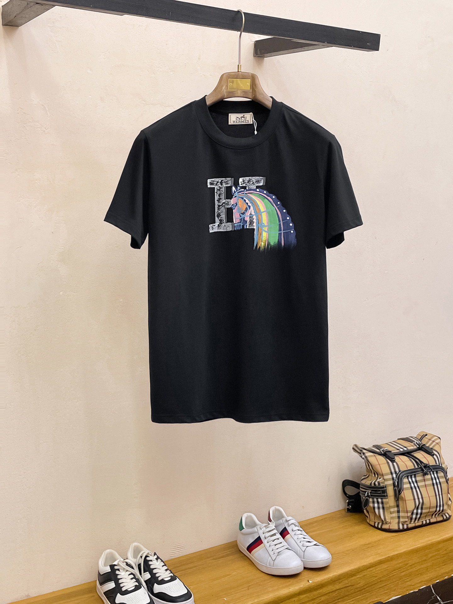 NO:122684,Hermes high-end fabric, silky silky like jade silk. The new spring and summer 2025 new product is launched in the market, fashionable classic round neck short-sleeved fashion item design, more fashionable and comfortable, high-standard customization, very stylish upper body, manual hand-painted craftsmanship, customer-supplied auxiliary materials, customer-supplied imported high-end fabric with very delicate texture, exquisite details and exquisite craftsmanship, extremely shaping item, can be matched with any fashion, super good style, a must-have item for trendy men Size M-XXXL Color black. White,, hermes, T-shirt, alexander wang19860909爱马仕 高定面料 玉蚕丝般的丝滑 2025春夏新品上市时尚经典圆领短袖时尚单品设计,更加时尚舒适,高标准定制,上身非常有型,人工手绘工艺, 客供辅料,客供进口高档面料质感非常细腻,细节工艺精湛考究,塑造性极高的一款单品,任何时装都可以搭配,版型超级好 潮男必备单品 尺码M-XXXL 颜色黑. 白,,hermes,T-shirt,alexander wang,Men's clothing