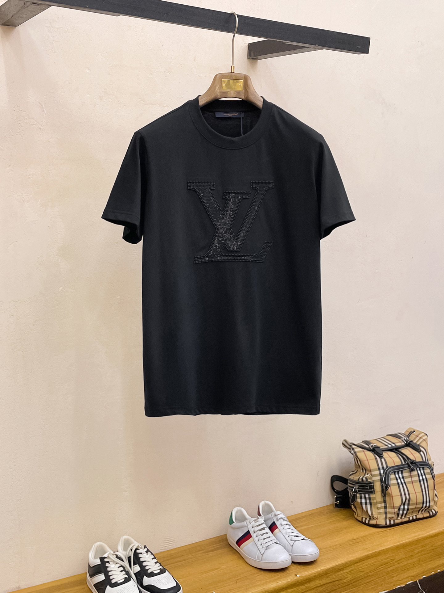 NO:122678,LV high-end fabric, silky silky silky new spring and summer 2025 new products are available for sale, fashionable classic round neck short-sleeved fashion item design, more fashionable and comfortable, high-standard customization, very stylish upper body, new embroidery craftsmanship, customer-supplied auxiliary materials, customer-supplied imported high-end fabric with very delicate texture, exquisite details and exquisite craftsmanship, extremely shaping item, can be matched with any fashion, super good style, a must-have item for trendy men Size M-XXXL Color black. White,,louis vuitton, T-shirt, alexander wang19860909LV 高定面料 玉蚕丝般的丝滑 2025春夏新品上市时尚经典圆领短袖时尚单品设计,更加时尚舒适,高标准定制,上身非常有型,全新刺绣工艺, 客供辅料,客供进口高档面料质感非常细腻,细节工艺精湛考究,塑造性极高的一款单品,任何时装都可以搭配,版型超级好 潮男必备单品 尺码M-XXXL 颜色黑. 白,,louis vuitton,T-shirt,alexander wang,Men's clothing