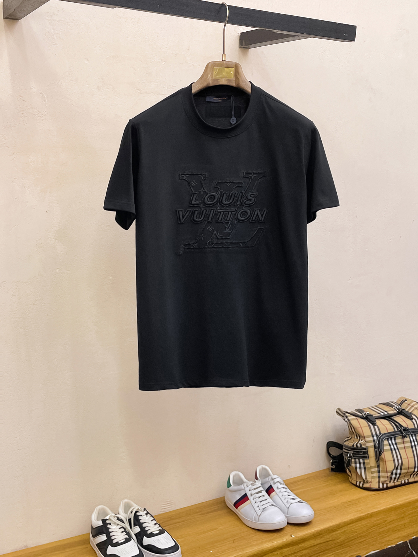 NO:122675,LV high-end fabric, silky silky like jade. The new spring and summer 2025 new products are available for sale, fashionable classic round neck short-sleeved fashion item design, more fashionable and comfortable, high-standard customization, very stylish upper body, new embroidery craftsmanship, customer-supplied auxiliary materials, customer-supplied imported high-end fabric with very delicate texture, exquisite details and exquisite craftsmanship, extremely shaping item, can be matched with any fashion, super good style, a must-have item for trendy men Size M-XXXL Color black. White,,louis vuitton, T-shirt, alexander wang19860909LV 高定面料 玉蚕丝般的丝滑 2025春夏新品上市时尚经典圆领短袖时尚单品设计,更加时尚舒适,高标准定制,上身非常有型,全新刺绣工艺 客供辅料,客供进口高档面料质感非常细腻,细节工艺精湛考究,塑造性极高的一款单品,任何时装都可以搭配,版型超级好 潮男必备单品 尺码M-XXXL 颜色黑. 白,,louis vuitton,T-shirt,alexander wang,Men's clothing