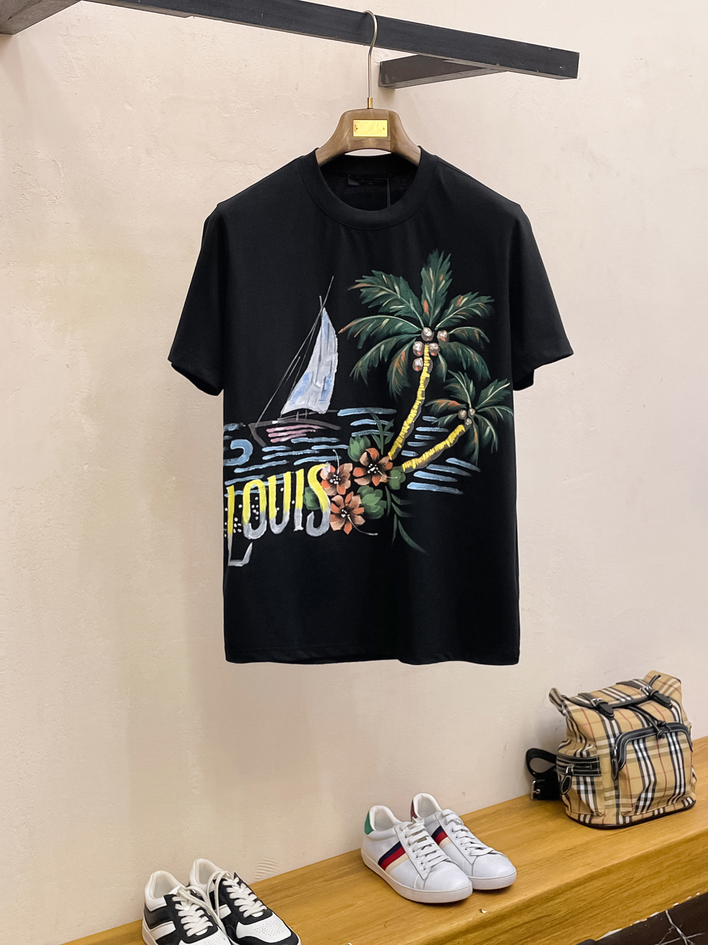 NO:122672,LV high-end fabric, silky silky like jade silk. The new spring and summer 2025 new product is launched in the market, fashionable classic round neck short-sleeved fashion item design, more fashionable and comfortable, high-standard customization, very stylish upper body, manual hand-painted craftsmanship, customer-supplied auxiliary materials, customer-supplied imported high-end fabric with very delicate texture, exquisite details and exquisite craftsmanship, extremely shaping item, can be matched with any fashion, super good style, a must-have item for trendy men Size M-XXXL Color black. White,,louis vuitton, T-shirt, alexander wang19860909LV 高定面料 玉蚕丝般的丝滑 2025春夏新品上市时尚经典圆领短袖时尚单品设计,更加时尚舒适,高标准定制,上身非常有型,人工手绘工艺, 客供辅料,客供进口高档面料质感非常细腻,细节工艺精湛考究,塑造性极高的一款单品,任何时装都可以搭配,版型超级好 潮男必备单品 尺码M-XXXL 颜色黑. 白,,louis vuitton,T-shirt,alexander wang,Men's clothing